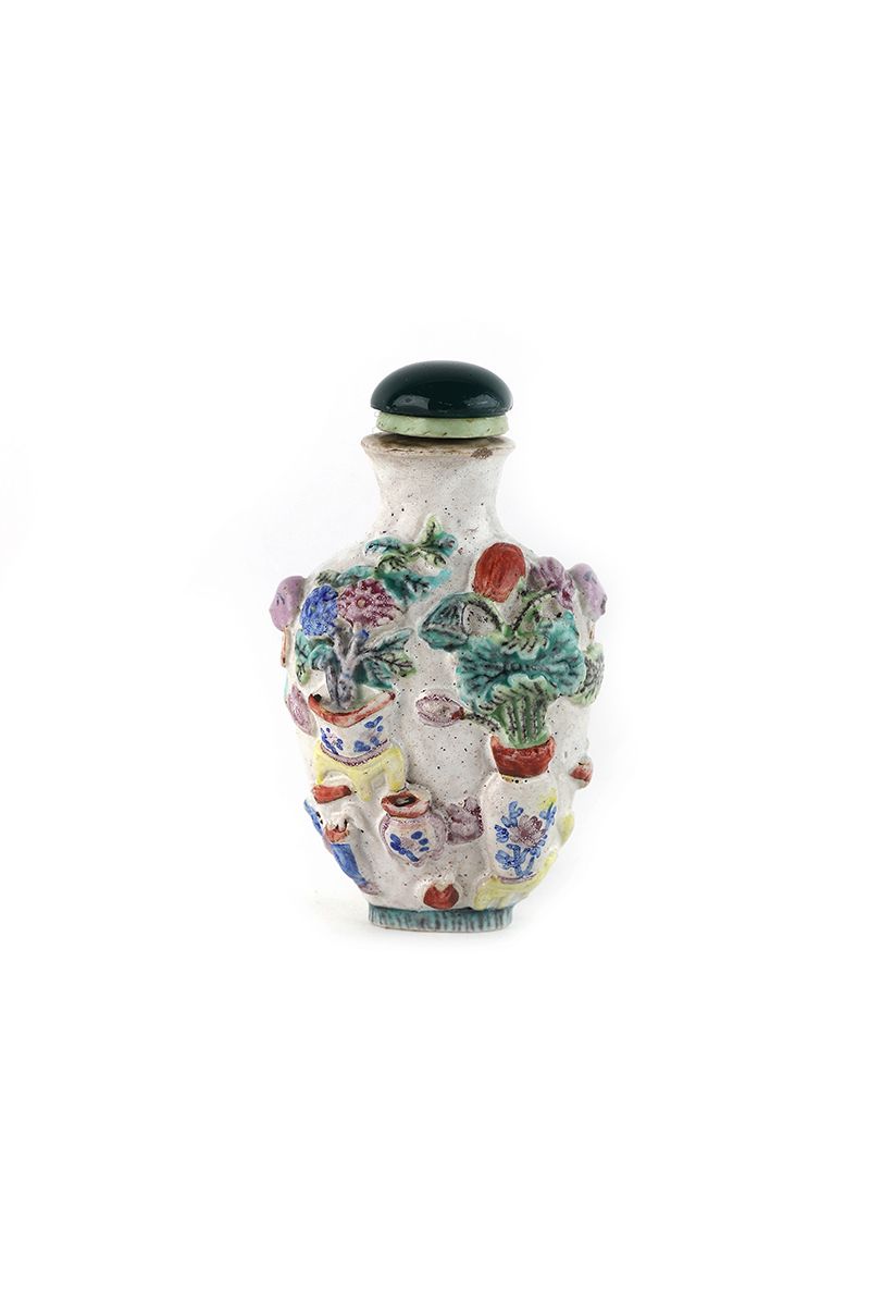 Null 中国，19世纪

瓷器模制的高浮雕花瓶和古董的鼻烟壶，底座下有乾隆四字款。仿玉玻璃塞，高8.4厘米