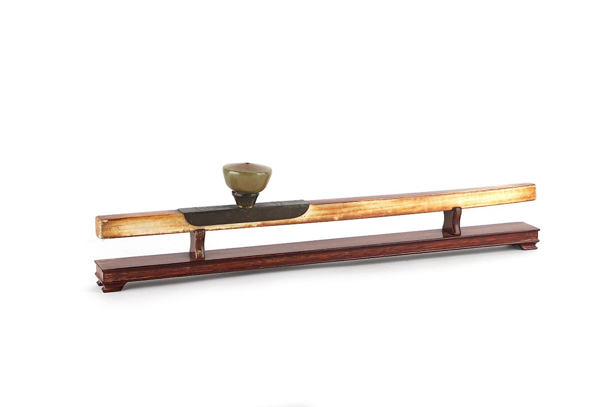 Null 中国，19世纪

罕见的象牙雕刻鸦片烟斗，横截面为方形，托架上有铜鞘，上面凿有花纹。空心皂石刀鞘。碗的两端和底部有一些缺口。