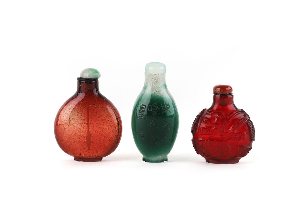 Null Ensemble de trois tabatières en verre l’une rouge à décor en léger relief d&hellip;