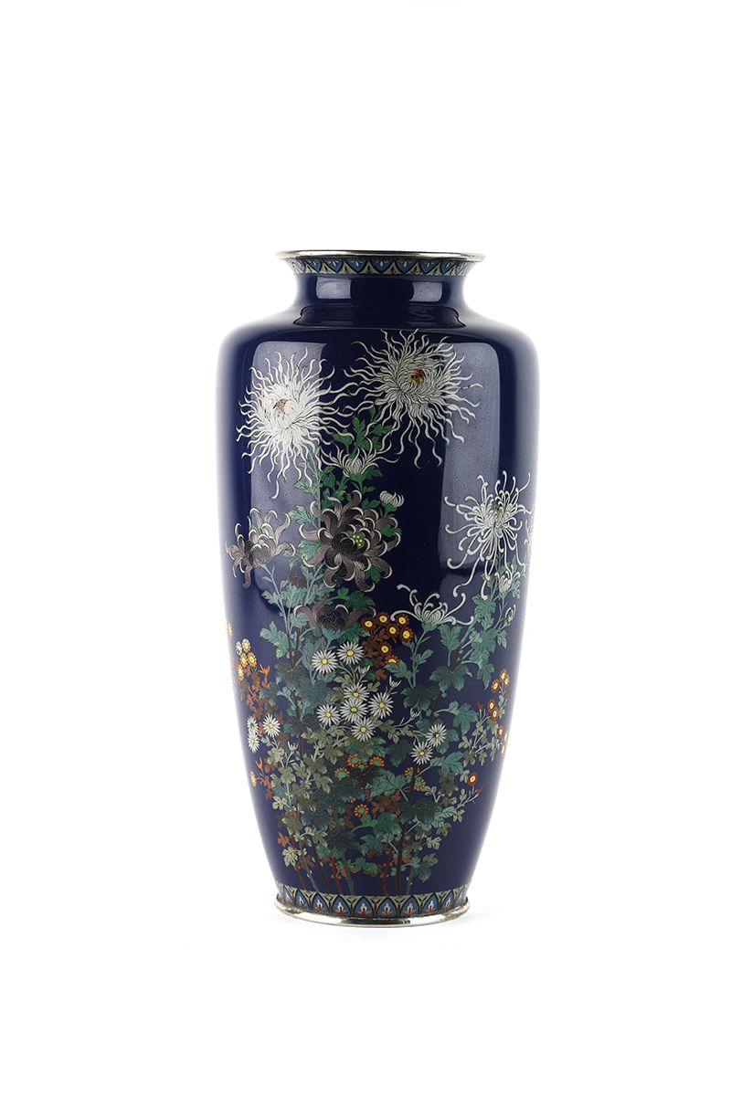 Null JAPÓN , siglo XIX

Jarrón balaustre con decoración policromada de flores so&hellip;