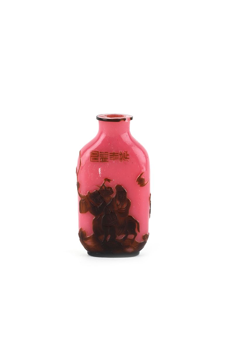 Null 中国，19世纪。扬州学校（1830-1860

粉红色背景的棕色套色玻璃鼻烟壶，装饰着骑着骡子的圣人和他的仆人。顶部有四个字的铭文。反面是一位神仙驶向&hellip;