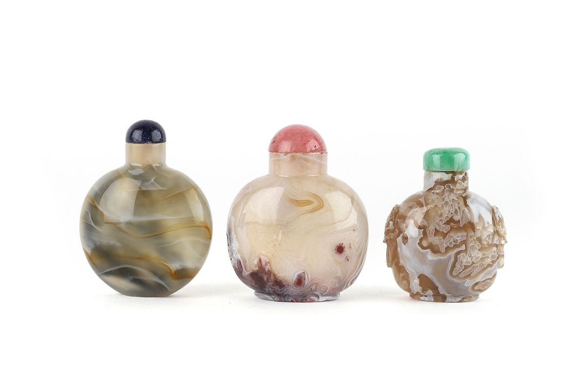 Null 中国，19世纪

一套三个玛瑙鼻烟壶，一个是通心粉型的，手柄是狮子面具的形状，拿着戒指，两个是带状玛瑙的。青金石、翡翠和玫瑰石英瓶塞。

出处：Mil&hellip;