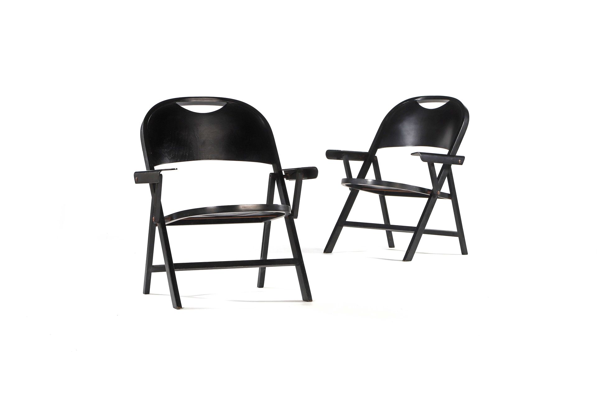 Null Achille CASTIGLIONI

(1918-2002)

Paire de fauteuils dits Ginevra

Bois tei&hellip;