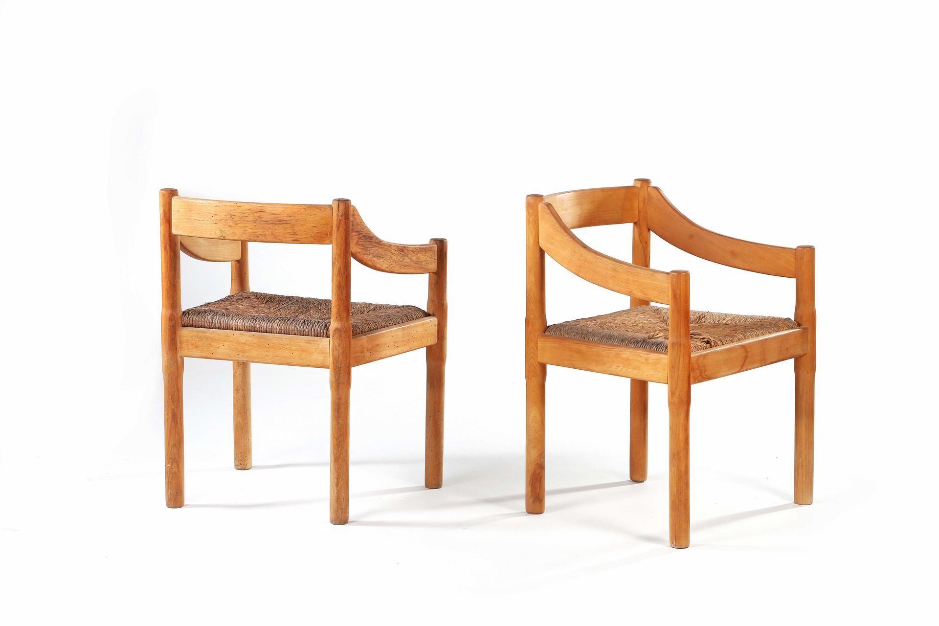 Null Vico MAGISTRETTI

(1920-2006)

2 fauteuils dits Carimate

Hêtre, paille

76&hellip;