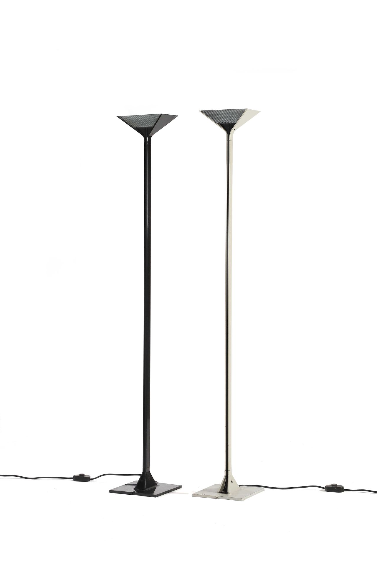 Null Tobia SCARPA

(1935)

Suite de 2 lampadaires dits

Papillona

Aluminium, pl&hellip;