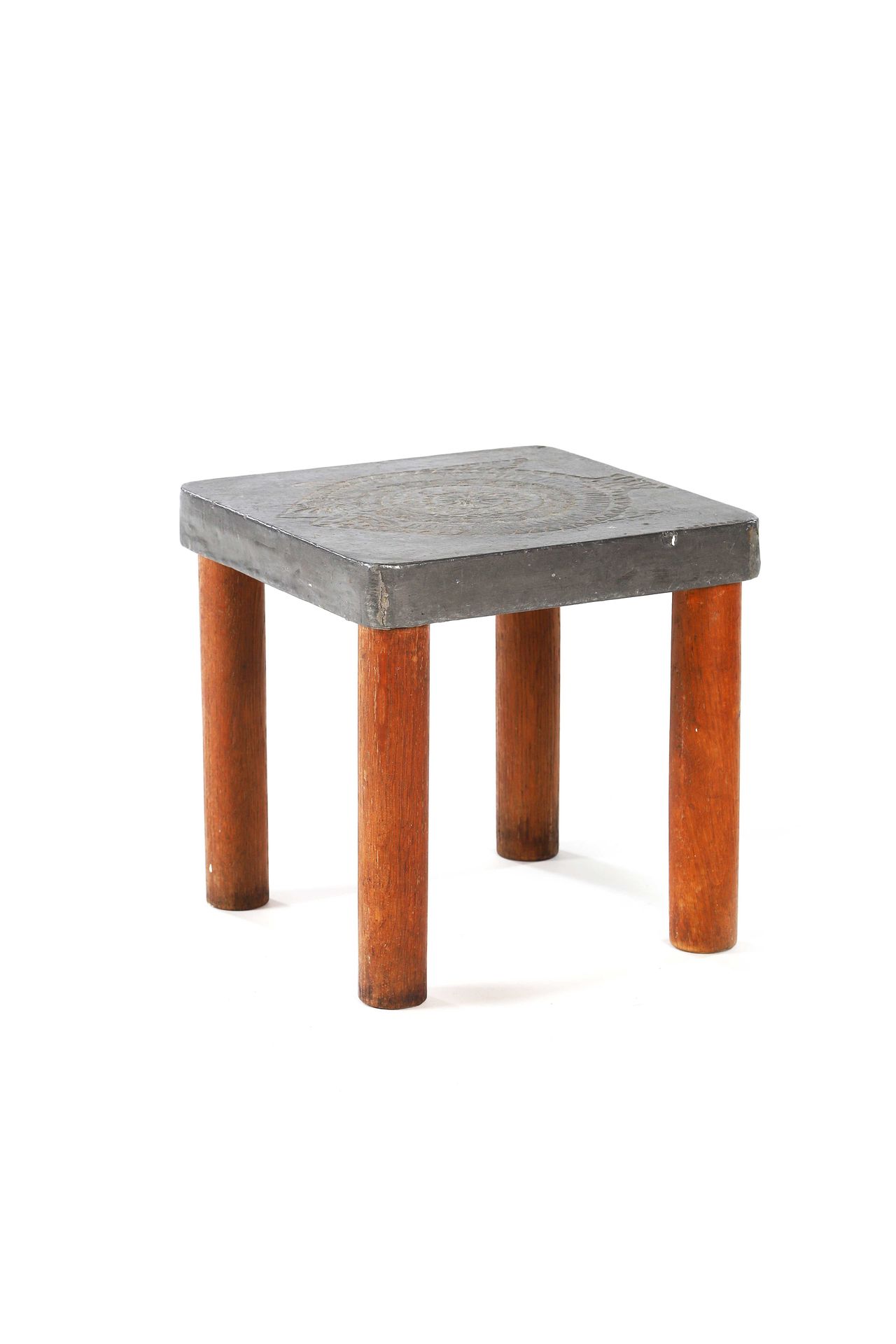 Null 罗杰-卡普隆(1922-2006)

桌子 铅，橡木 签名：30 x 30 x 30厘米。约1955年

桌子 铅印在木头上，染色橡木 签名：11.8&hellip;