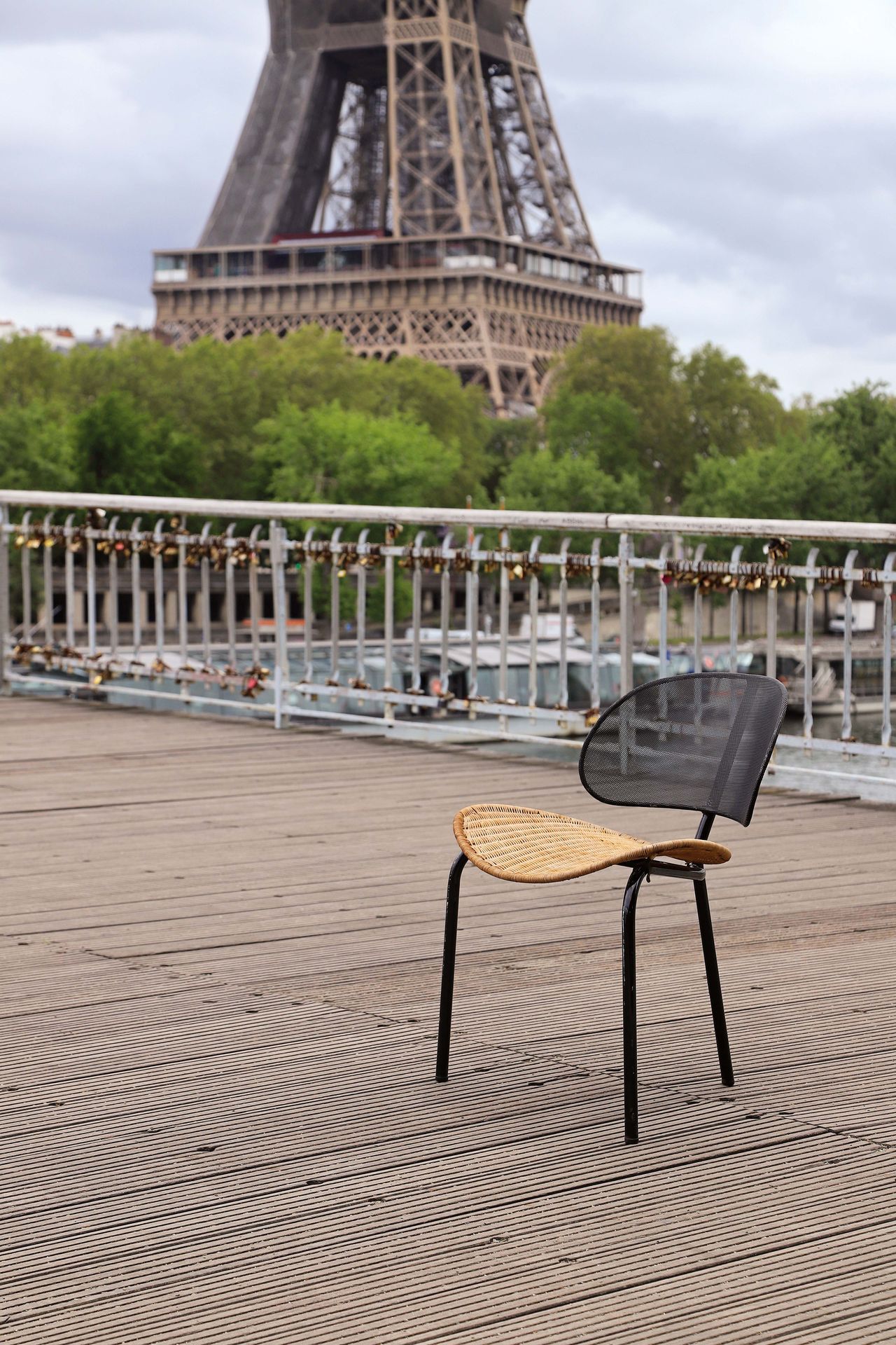 Null 马蒂厄-马蒂戈（Mathieu MATEGOT）（1910-2001）。

罕见的椅子叫和服藤，金属板，金属，橡胶74 x 54 x 58厘米。Ate&hellip;