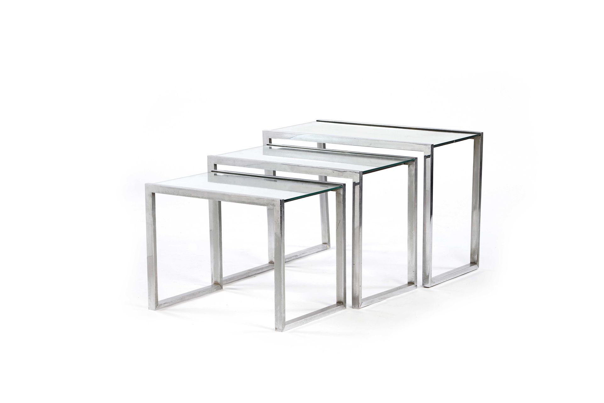 Null Jacques ADNET (1900-1984) 

3 tables gigognes Miroir, métal 51 x 70 x 37 cm&hellip;