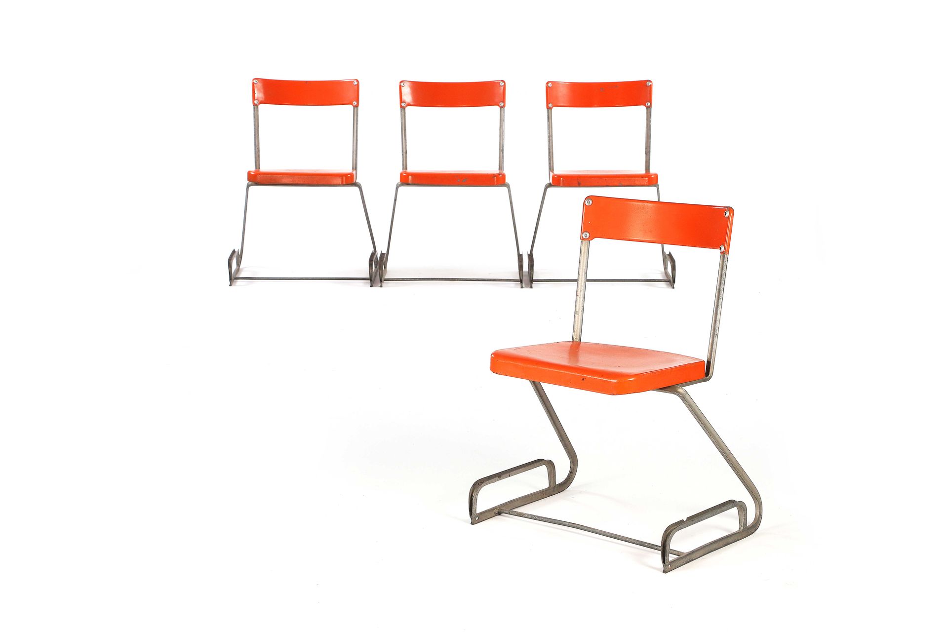 Null 奥古斯特-夏德勒(1877-1954)

4把椅子组成的套房 铝，金属板 75 x 53.5 x 43 cm.恩布鲁，约1935年

一套4把椅子 铝&hellip;