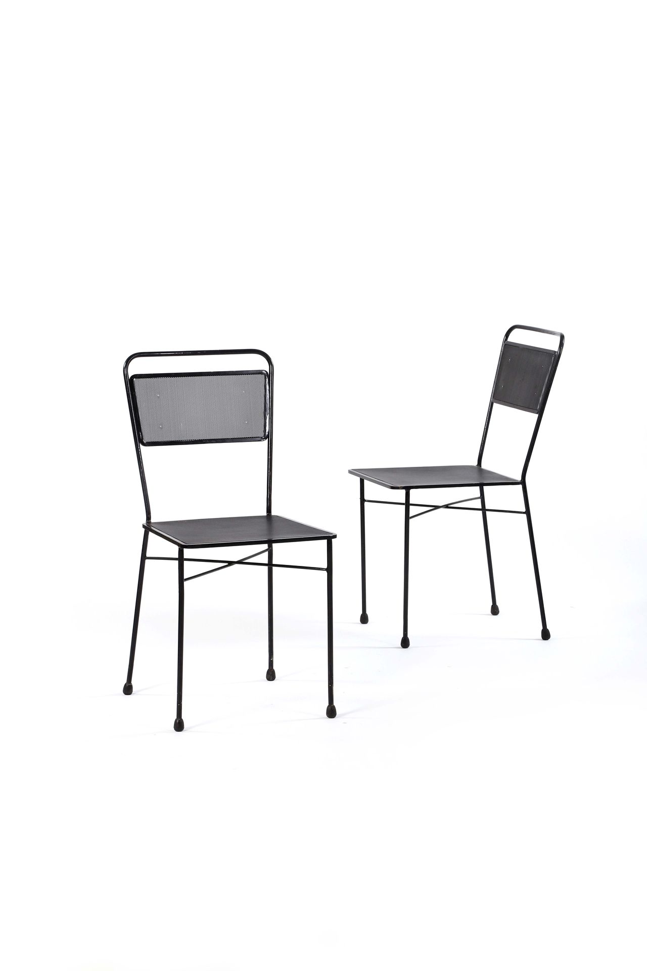Null 32.

Mathieu MATEGOT

(1910-2001)

Paire de chaises

Tôle perforée

79 x 39&hellip;