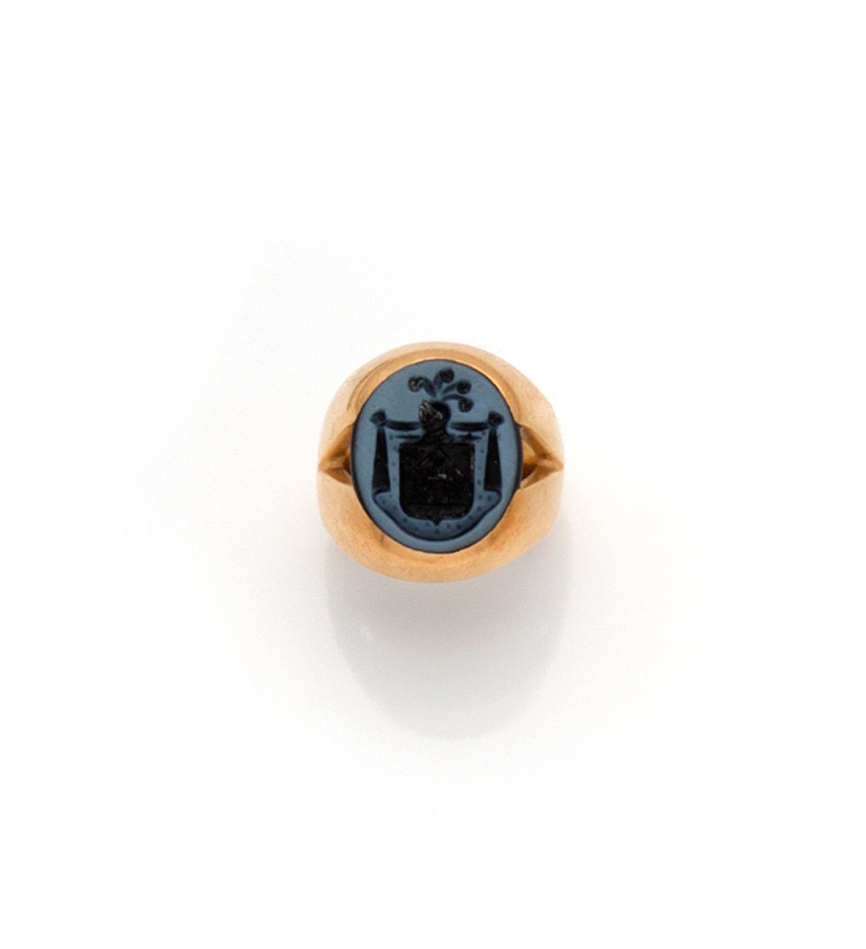 Null 18K(750/1000)黄金签章戒指，上面刻有蓝色玛瑙的纹章和头盔。这枚戒指部分是镂空的。

手指尺寸：46-47 - 总重量：7.5克