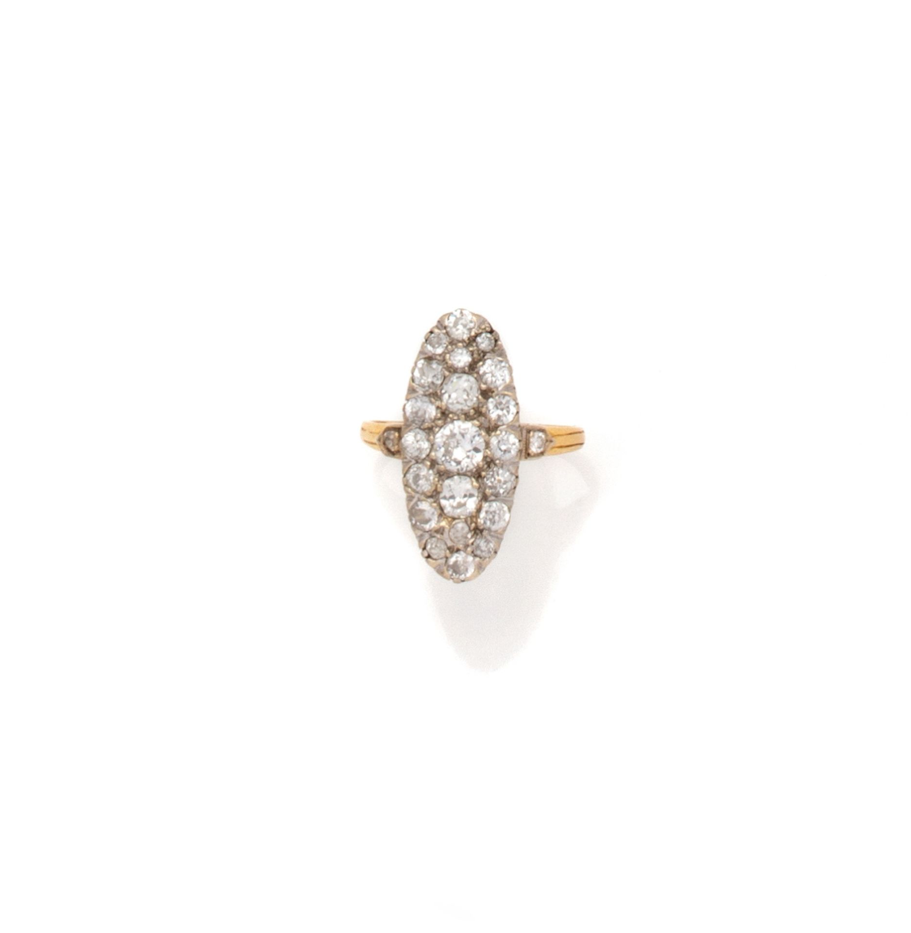 Null 双色18K(750/1000)金榄尖形戒指，以5颗下降的枕形切割钻石为中心，周围有16颗老式切割钻石和亮片。

法国作品，并有印记的痕迹。

手指大小&hellip;