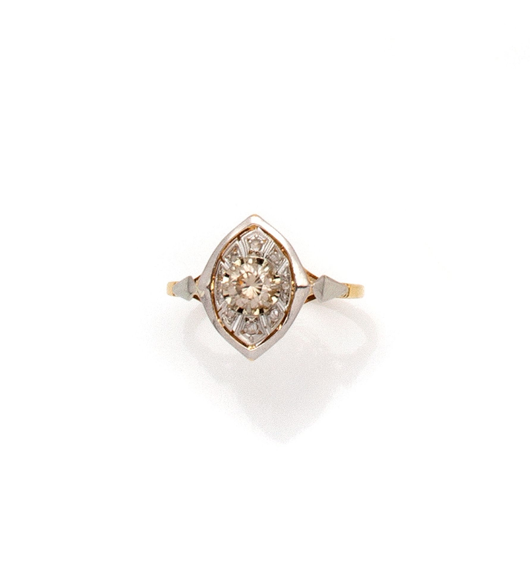 Null 一枚18K（750/1000）双色金榄尖形戒指，在8颗玫瑰式切割钻石的镂空镶嵌下，用爪子镶嵌了一颗重达0.40克拉的明亮式切割钻石。

法国的工作。标&hellip;