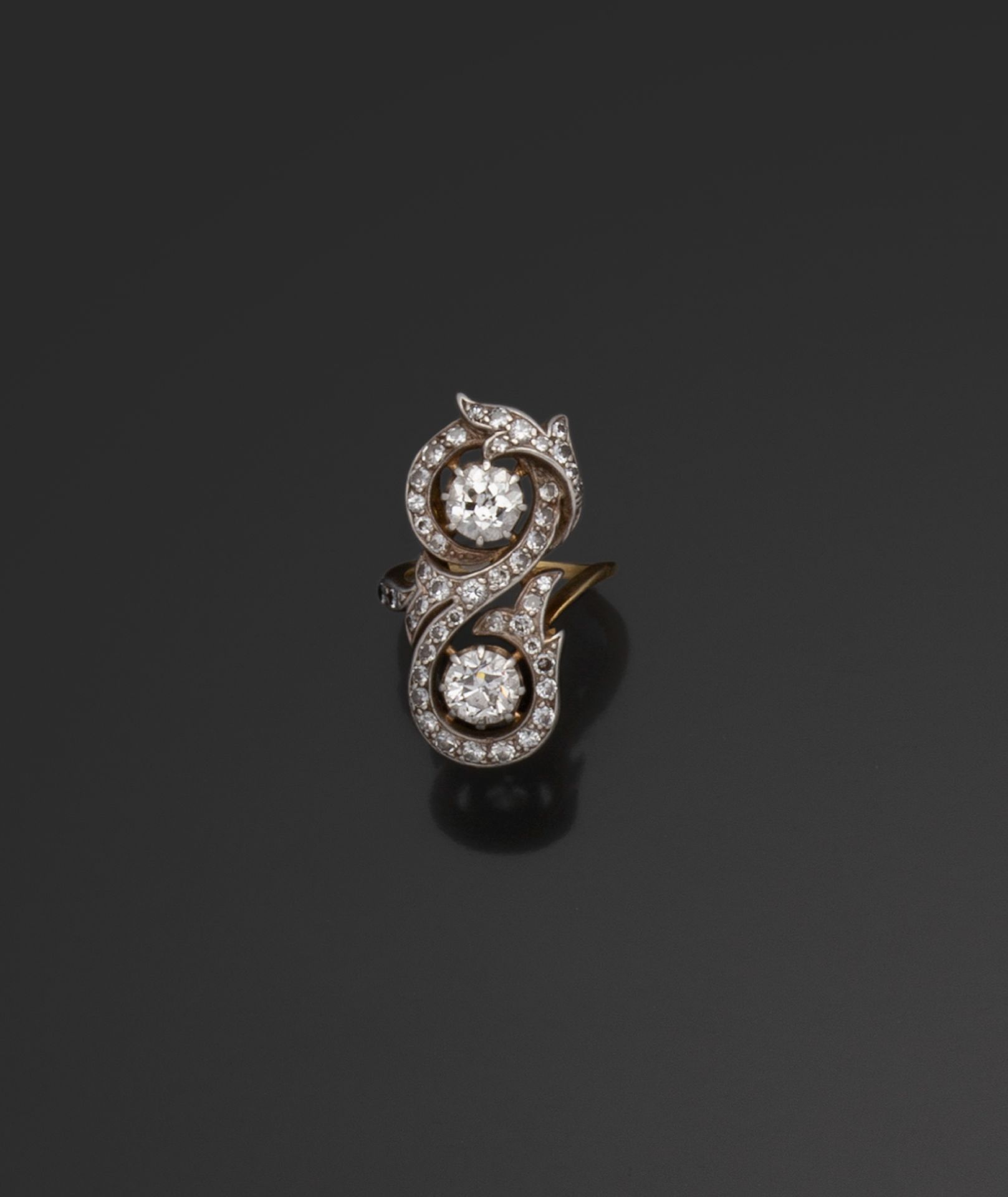 Null 一枚18K（750/1000）双色金戒指，在老式和8/8切割钻石的卷轴镶嵌中，镶嵌了两颗老式欧洲切割钻石，每颗重约0.90克拉。

手指大小：52 -&hellip;