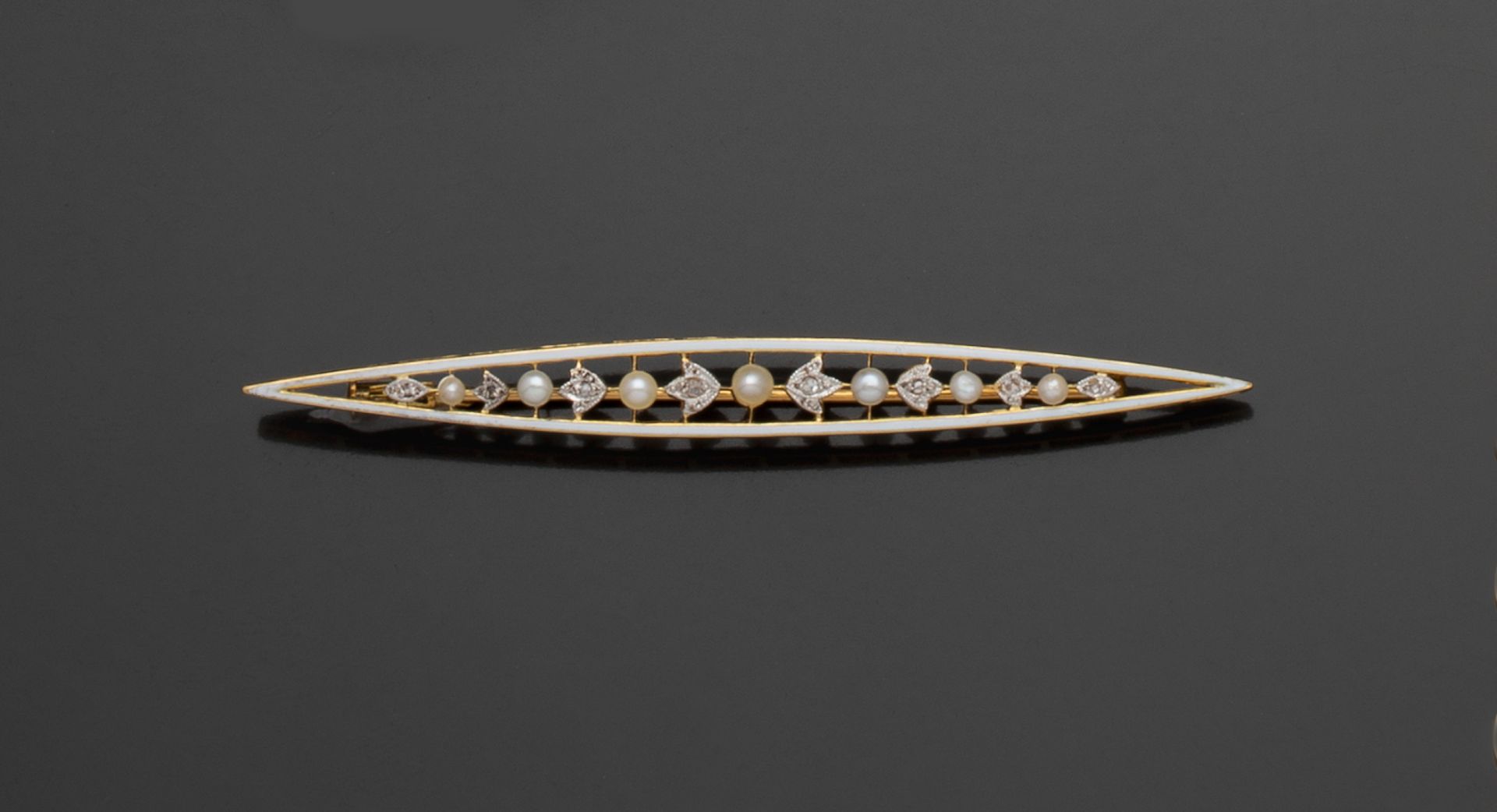 Null 18K (750/1000)黄金发夹胸针，中心是由7颗精细珍珠组成的镂空线，上面镶嵌着叶子，并装饰着一颗坠落的玫瑰式切割钻石；轮廓上有珐琅。

有安全&hellip;