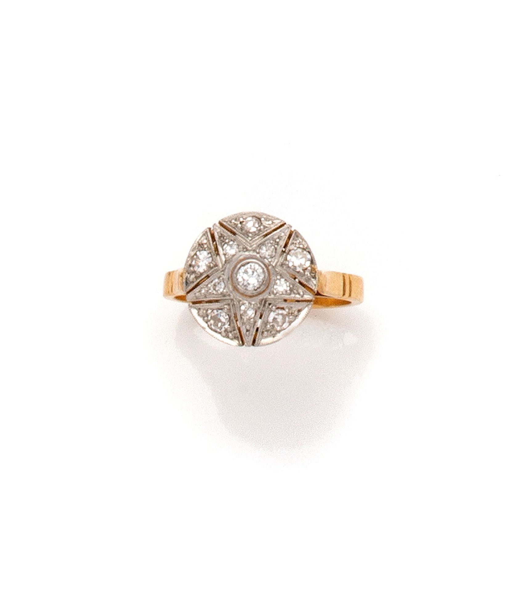 Null 一枚18K(750/1000)黄金和铂金(850/1000)戒指，镶嵌着一个星形圆盘，上面铺满了8/8切割的钻石，中心是一颗明亮型切割的钻石，重约0.&hellip;