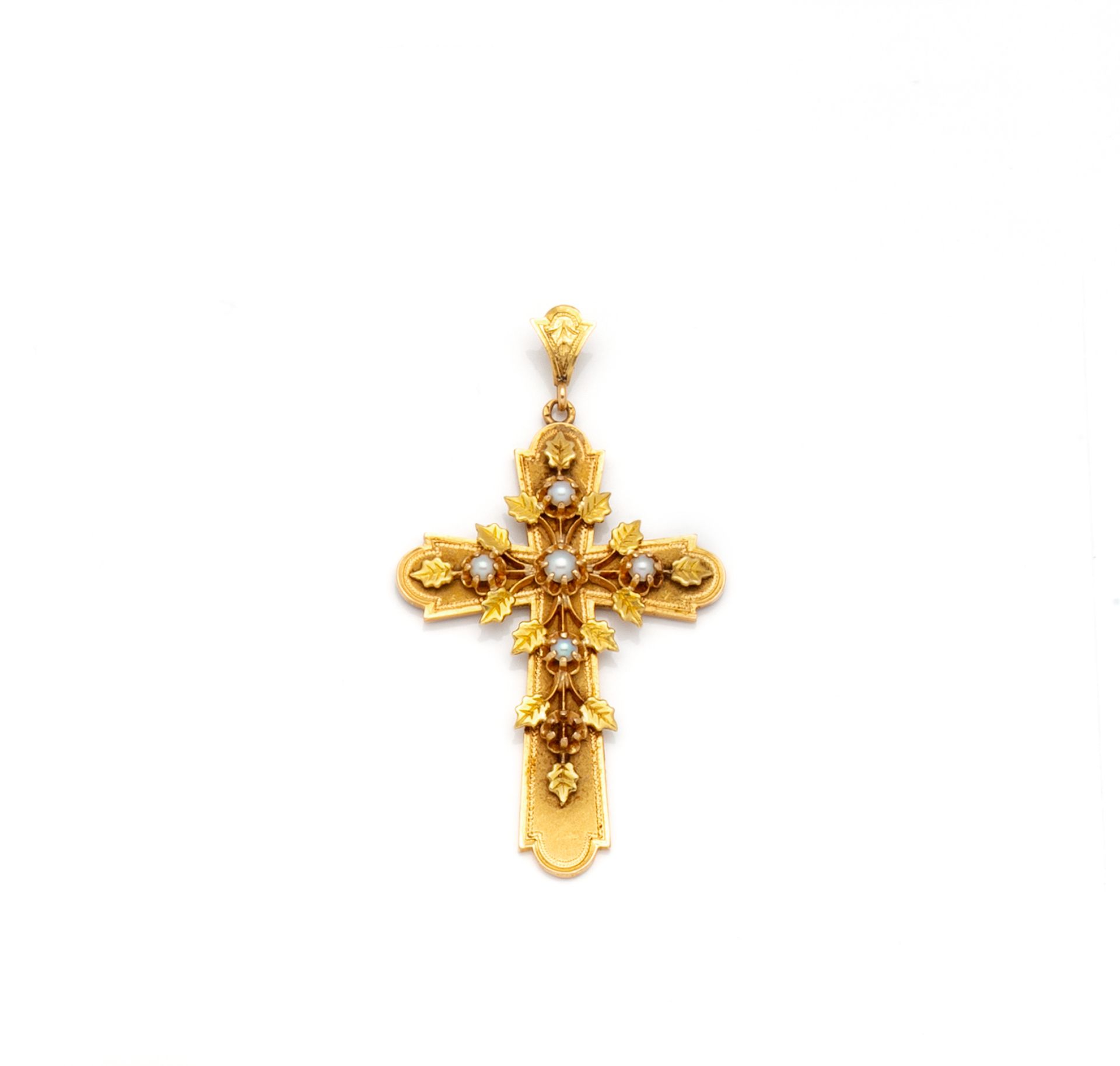 Null 18K(750/1000)黄金十字架吊坠，橡树叶和5颗珍珠的爪镶叶设计。移动扣。

法国的工作。

尺寸：52 x 34 mm - 毛重：8.35 g&hellip;