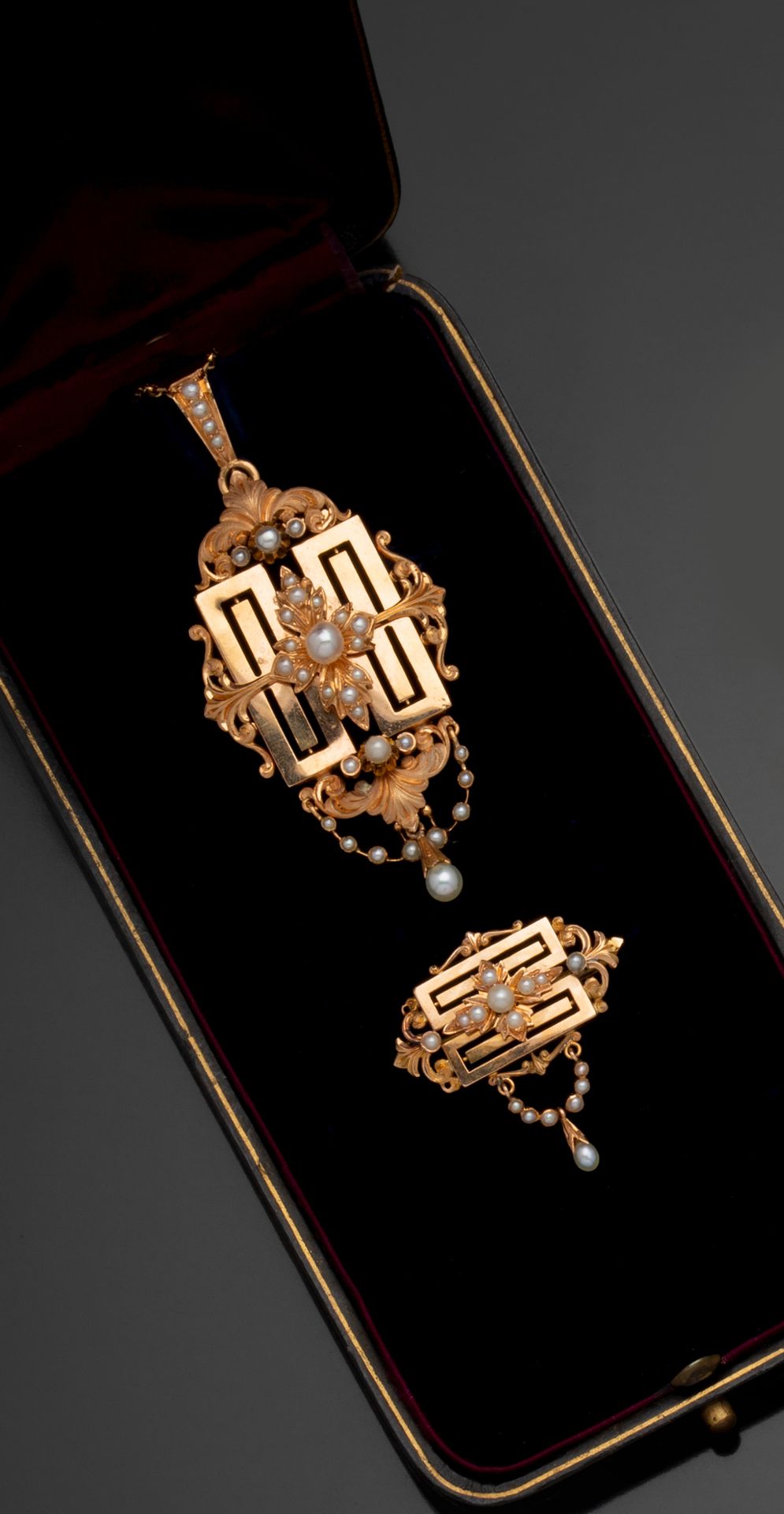 Null 18K(750/1000)玫瑰金套装，包括一枚胸针和一个吊坠，装饰有几何图案、刺叶和花环，并饰有珍珠。配有18K(750/1000)黄金链，并配有曲柄&hellip;