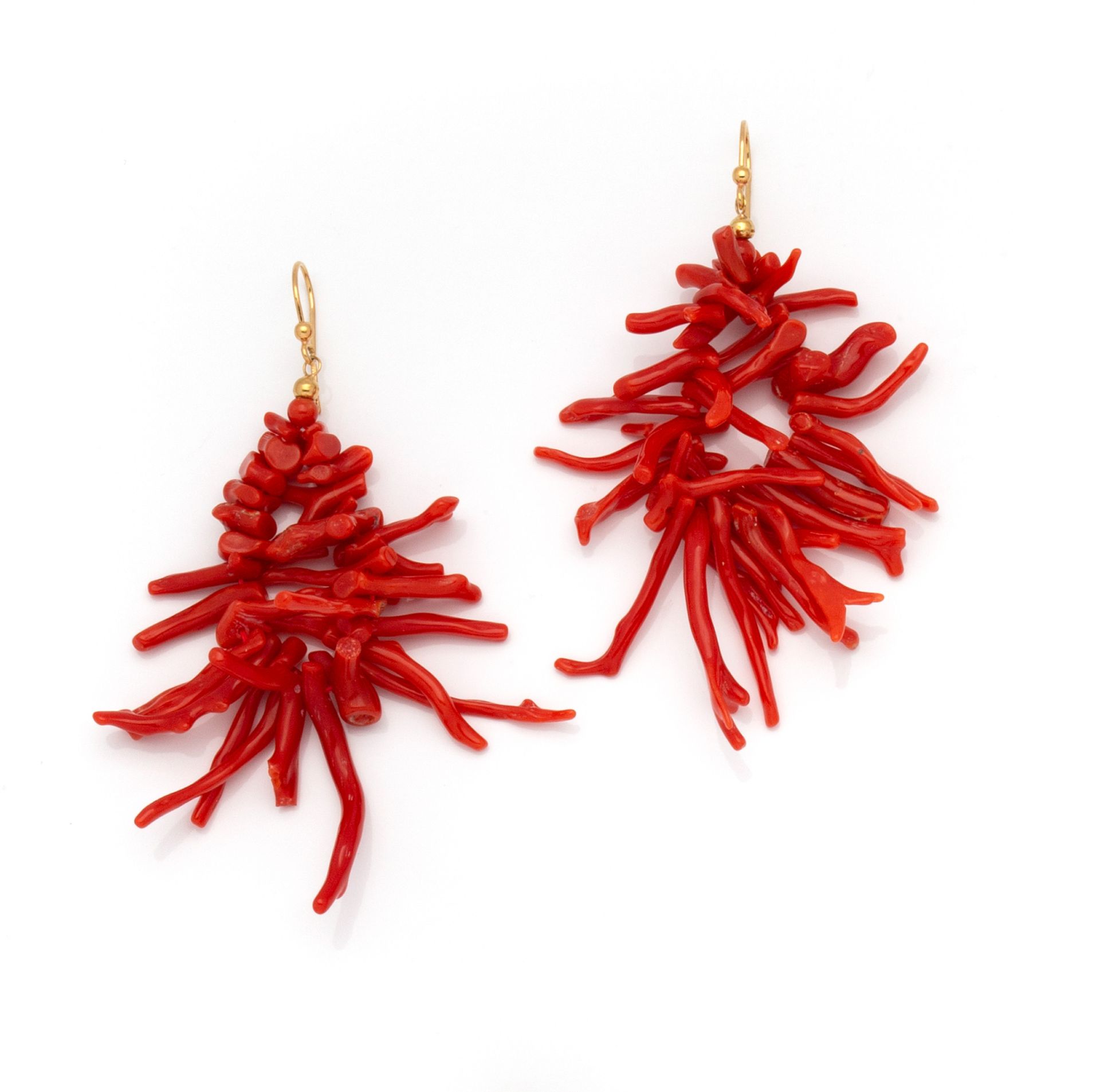 Null Pair of earrings made of 32 and 34 strands of coral roots and a 18K (750/10&hellip;