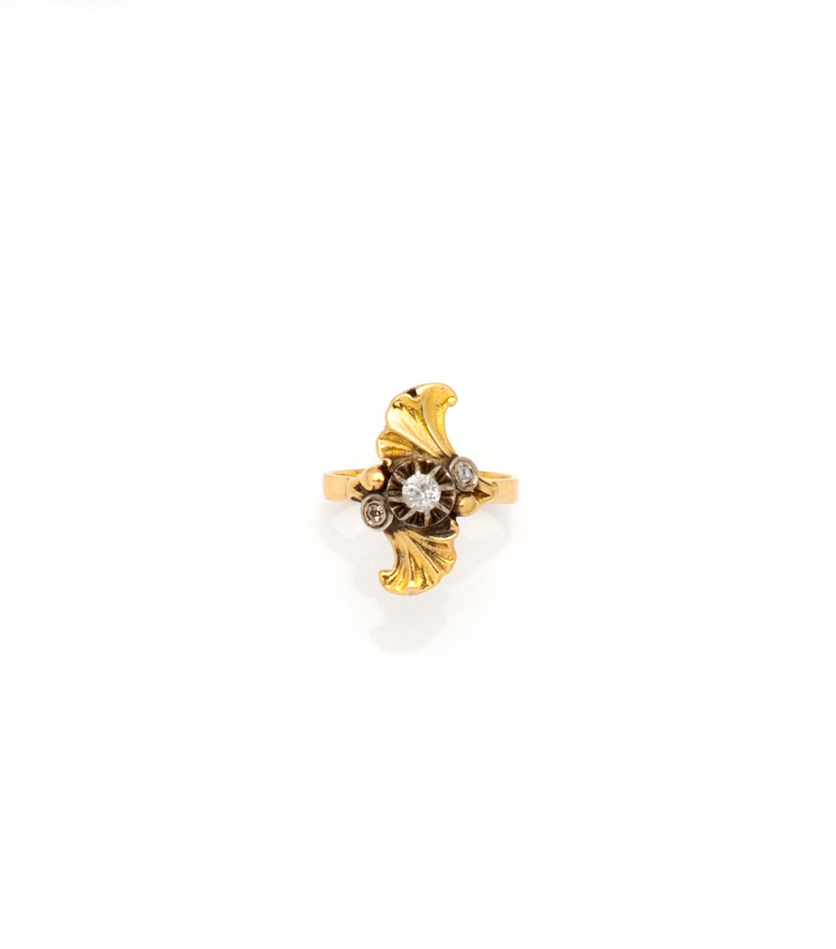 Null 一枚18K(750/1000)黄金戒指，上面有两片交叉的银杏叶子，中心是幻彩框中的老矿切割钻石，并由两颗封闭式切割的钻石支撑。

新艺术派的钻石作品。&hellip;