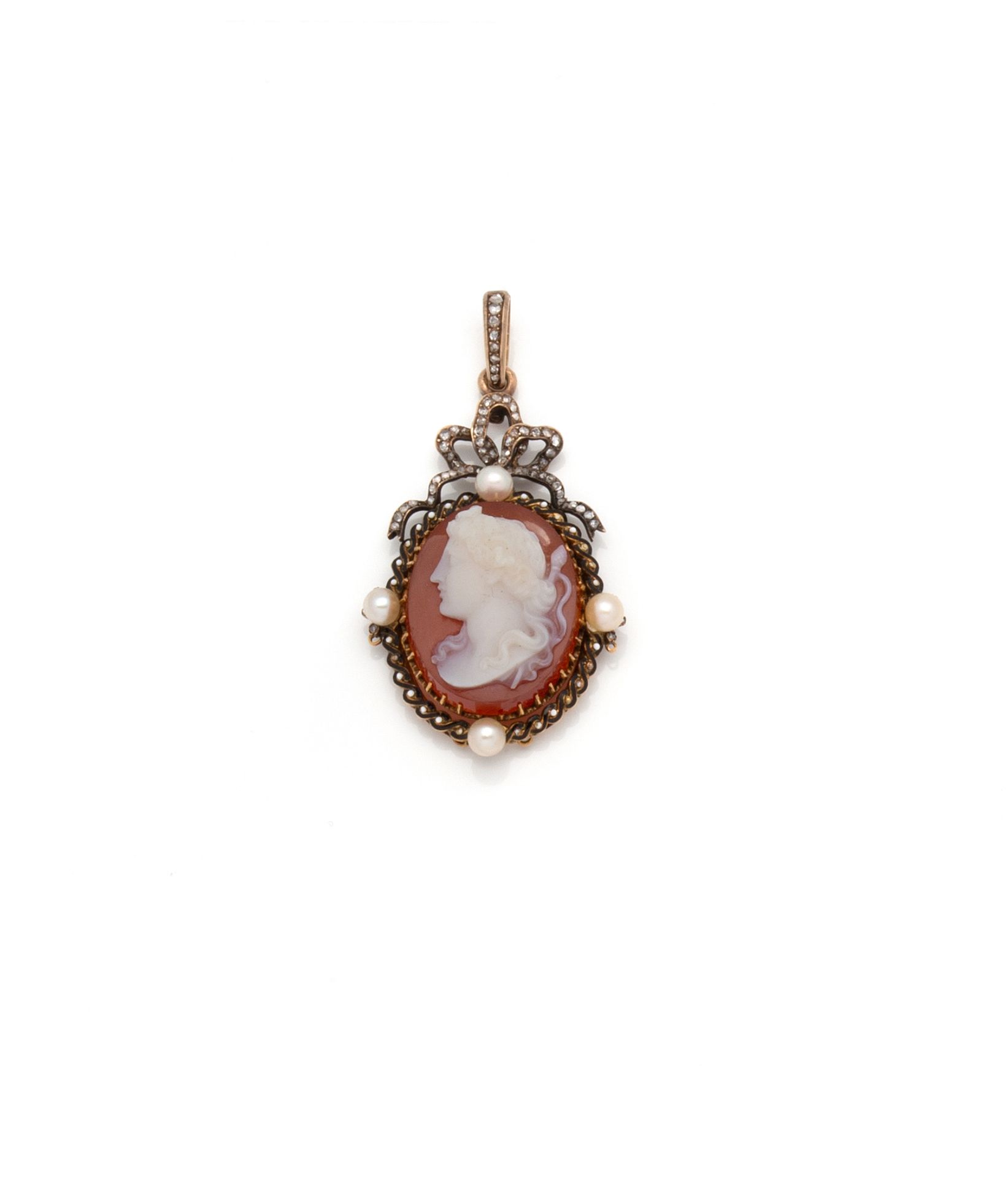 Null A two-tone 18K (750/1000) gold pendant set with an agate cameo representing&hellip;