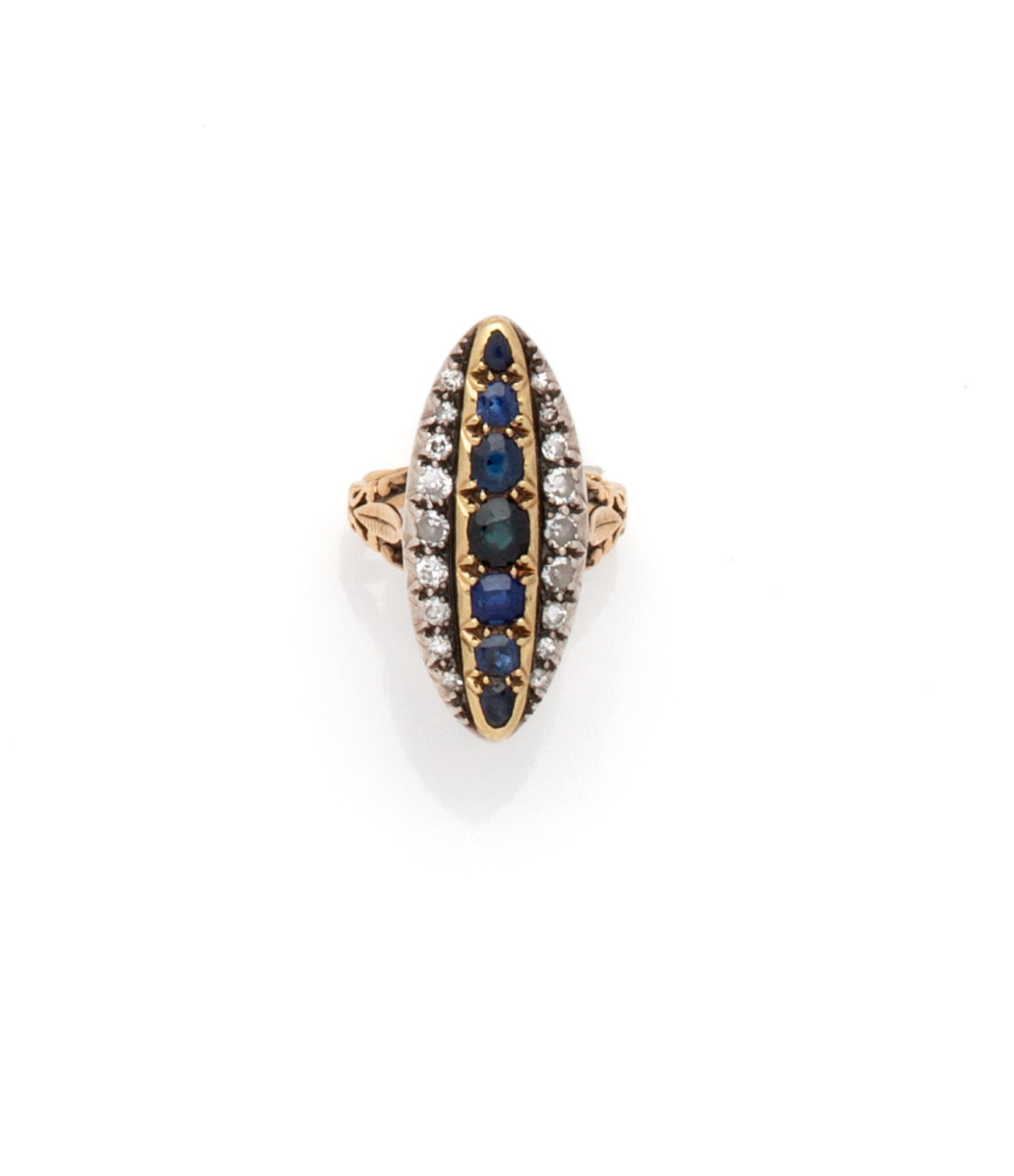 Null 18K（750/1000）玫瑰金和铂金（850/1000）榄尖形戒指，以一排7颗坠落的蓝宝石为中心，周围有两排17颗明亮式切割钻石。戒指上饰有S形图案&hellip;