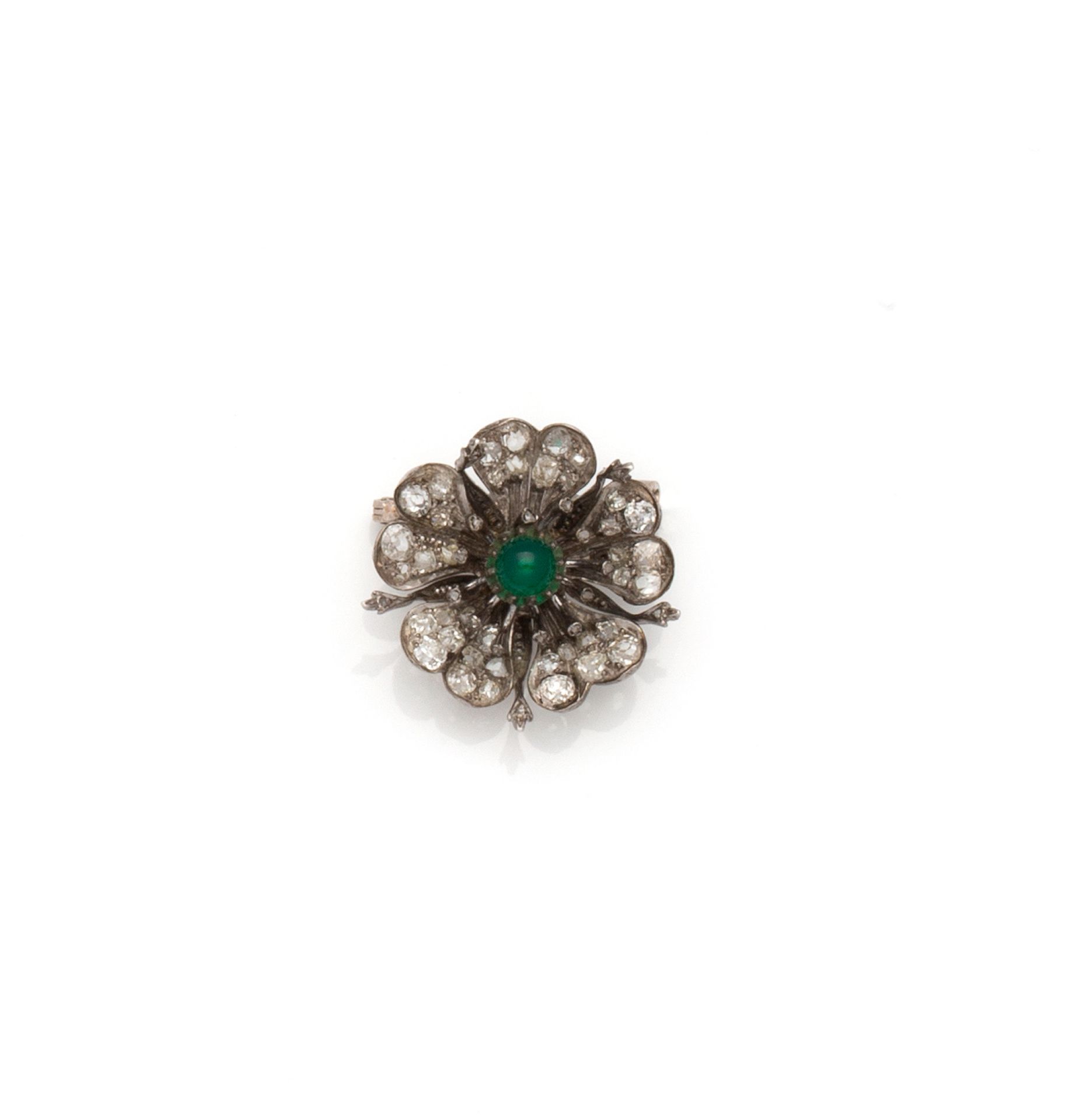 Null 18K(750/1000)白金胸针，代表着一朵金雀花，花瓣上镶嵌着老矿切割钻石，中心是一颗凸圆形的绿色石头。

直径：32毫米 - 总重量：8.87克&hellip;