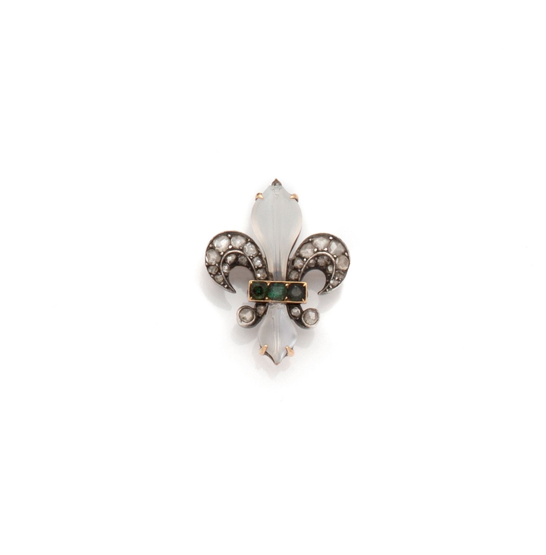 Null 18K(750/1000)玫瑰金和银(800/1000)胸针，代表百合花，镶嵌月光石、玫瑰切割钻石和祖母绿。

法国的工作。

尺寸：29 x 23 &hellip;
