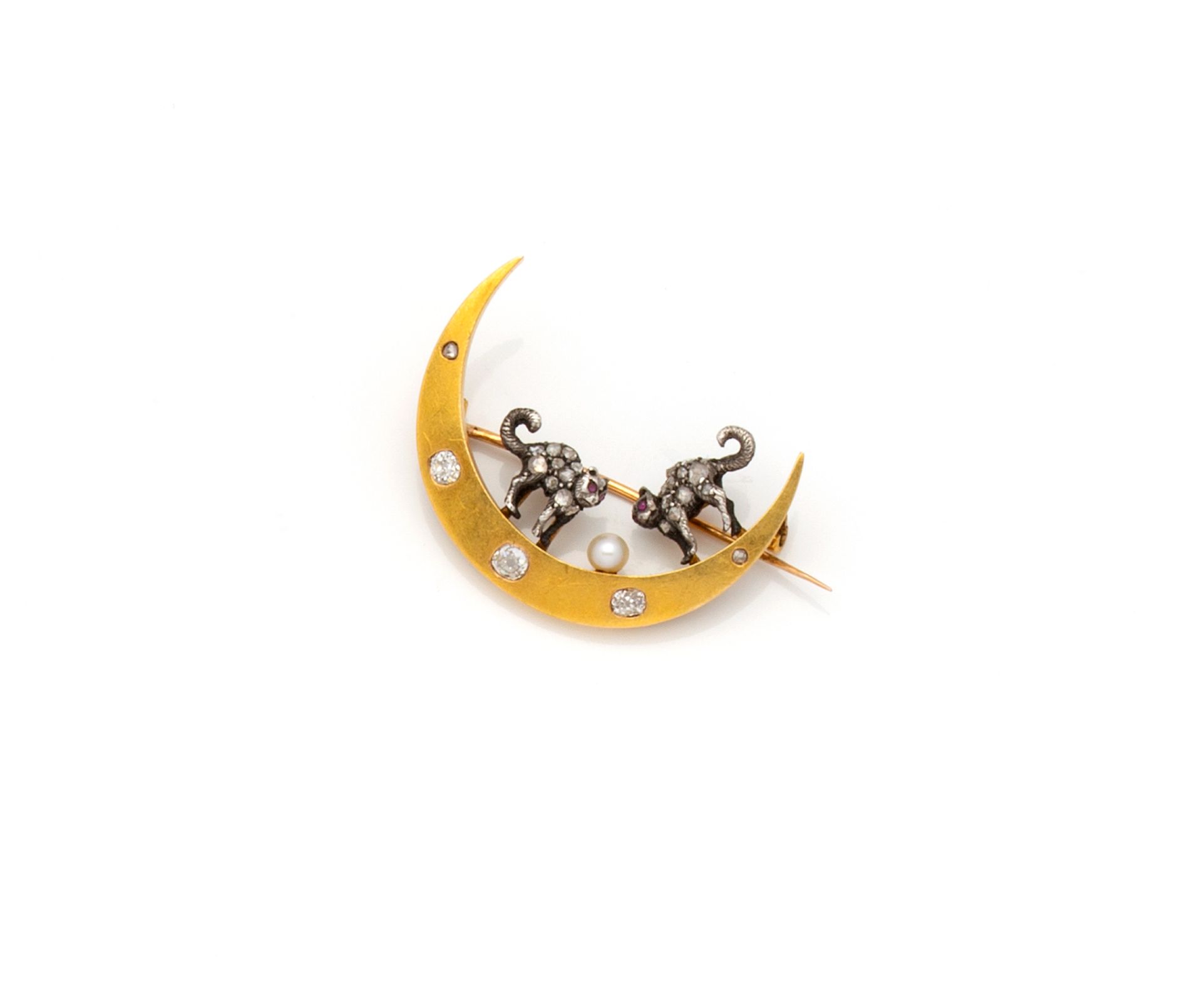 Null 18K (750/1000) yellow gold and silver (800/1000) brooch representing two ca&hellip;