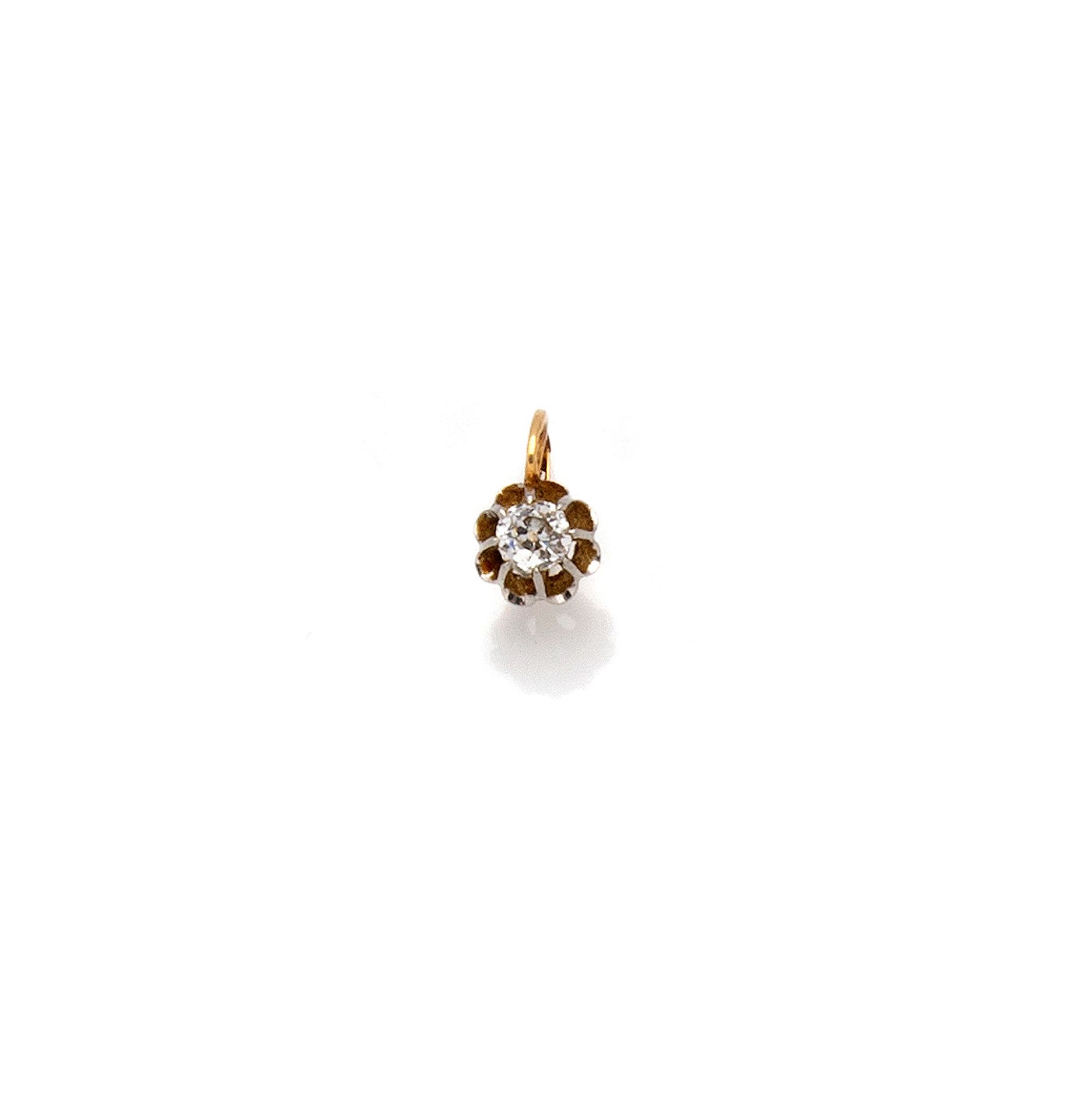 Null 18K(750/1000)黄金和铂金(850/1000)耳环，在幻彩边框中镶嵌一颗老式切割钻石。沉睡的片段。

钻石尺寸：5.11 x 5.32 x &hellip;