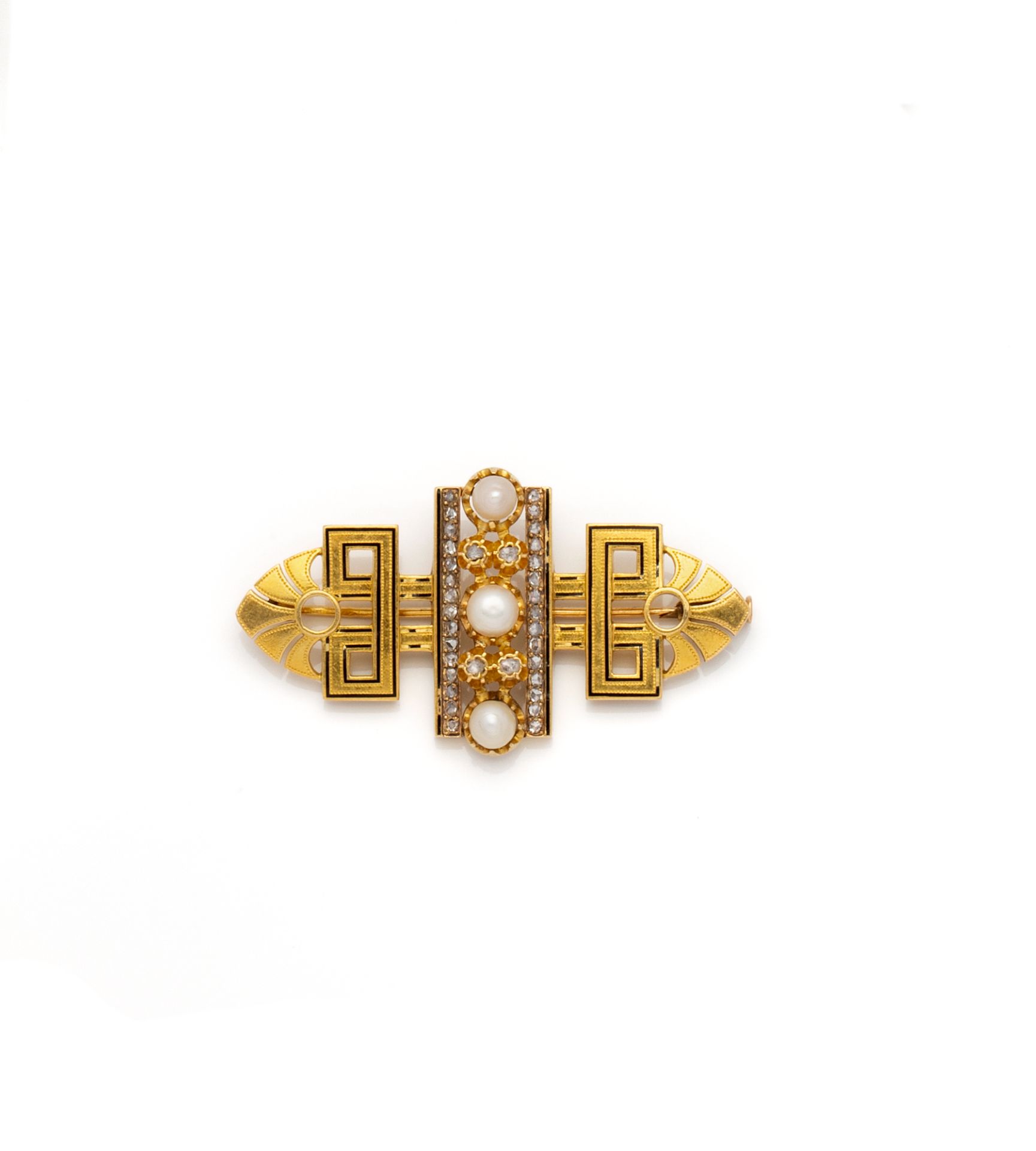 Null 18K（750/1000）黄金胸针，中心有3颗珍珠排成一排，两行玫瑰式切割钻石，两侧装饰有希腊图案，最后是一个镂空的棕榈花。

长度：62毫米 - 总&hellip;