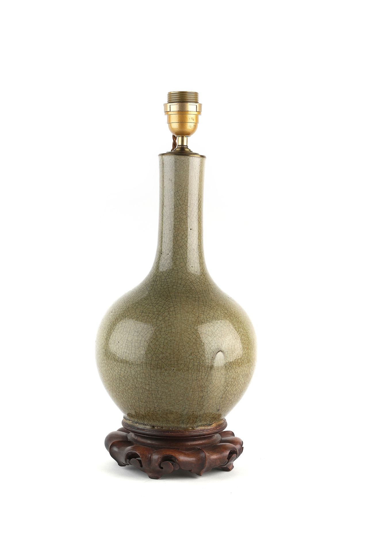 Null 中国，19世纪

釉面开裂的瓷瓶，装作灯。 

高度：34厘米（花瓶） 颈部有裂痕