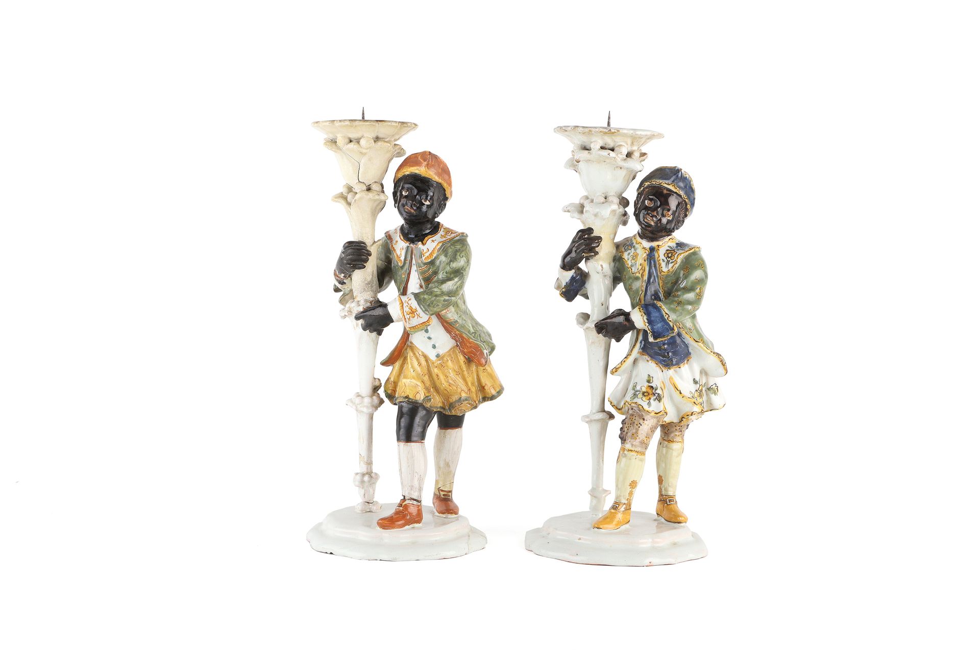 Null 阿尔科拉

两个陶器人物组成的火把架代表了一个拿着叶子的角的人，站在一个有轮廓的圆形底座上，他们穿着绿色背景的马甲和花色的外衣，多色装饰。

18世纪&hellip;