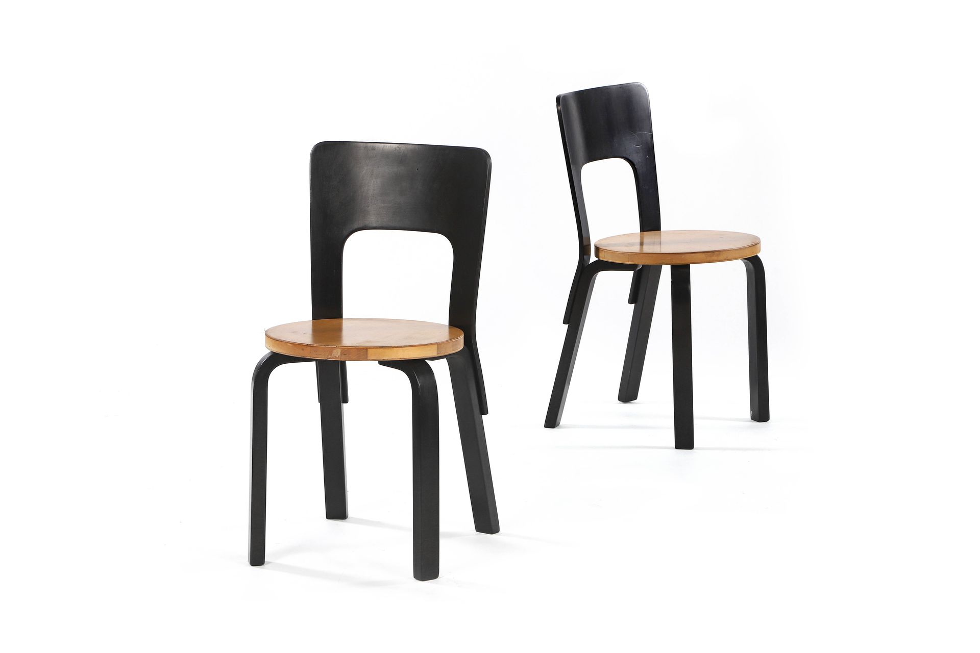 Null 阿尔瓦-阿尔托 (1898-1976)

一对椅子

桦木，桦木单板 76 x 38 x 36.5 cm.

Artek，约1960年

一对L型餐椅&hellip;