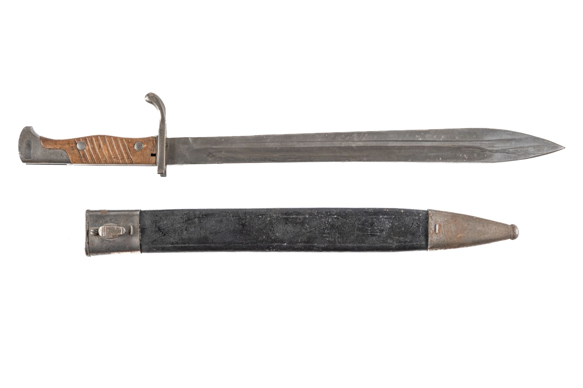 Null 德国98-05型刺刀。

1915年的埃尔福特刀片。

皮制刀鞘，有两个铁制配件。

长度：50.2厘米。

A.B.E.