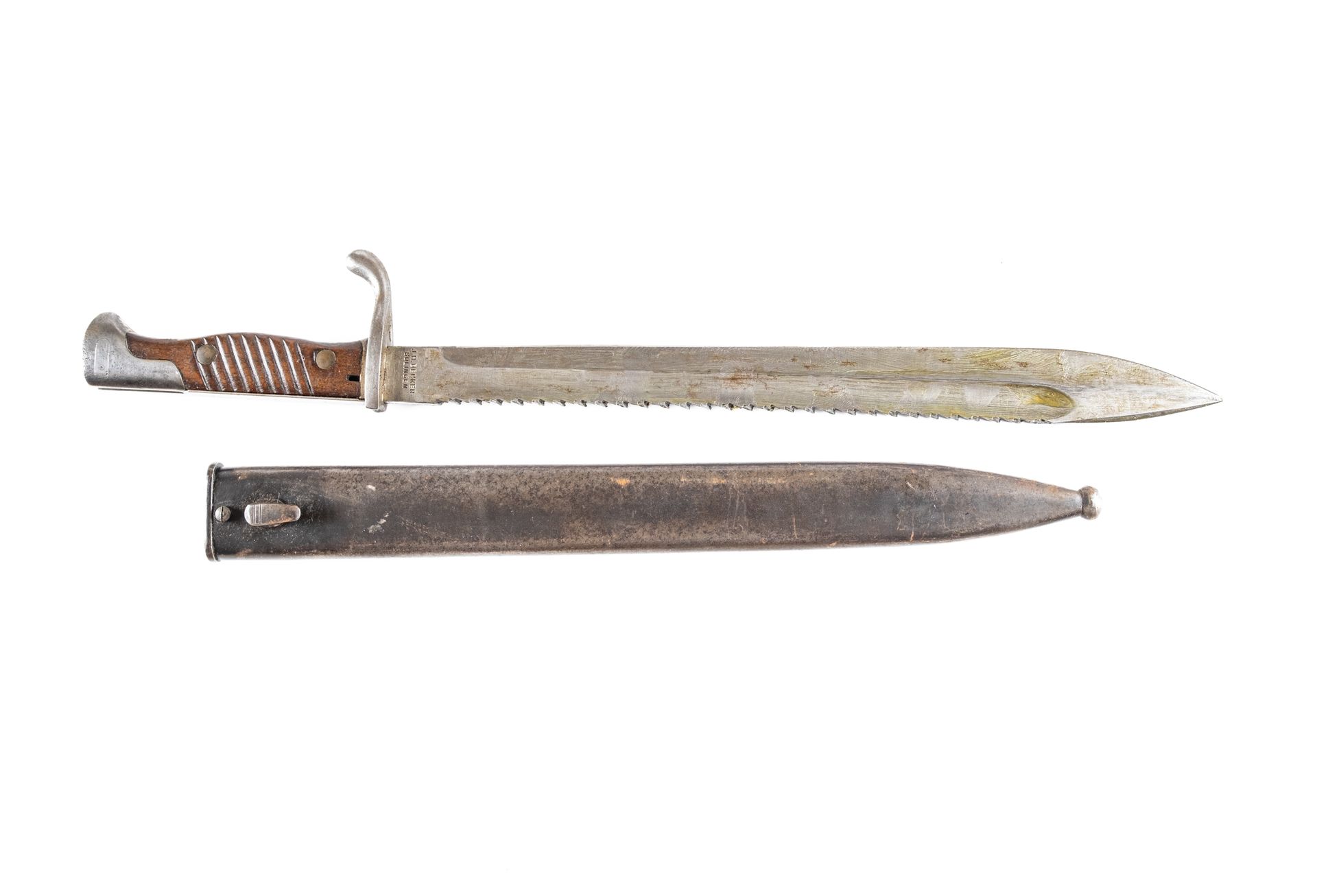 Null 工兵刺刀98-05。

贝克尔锯背刀片。古铜色铁片的刀鞘。

长度：50.4厘米。

A.B.E.