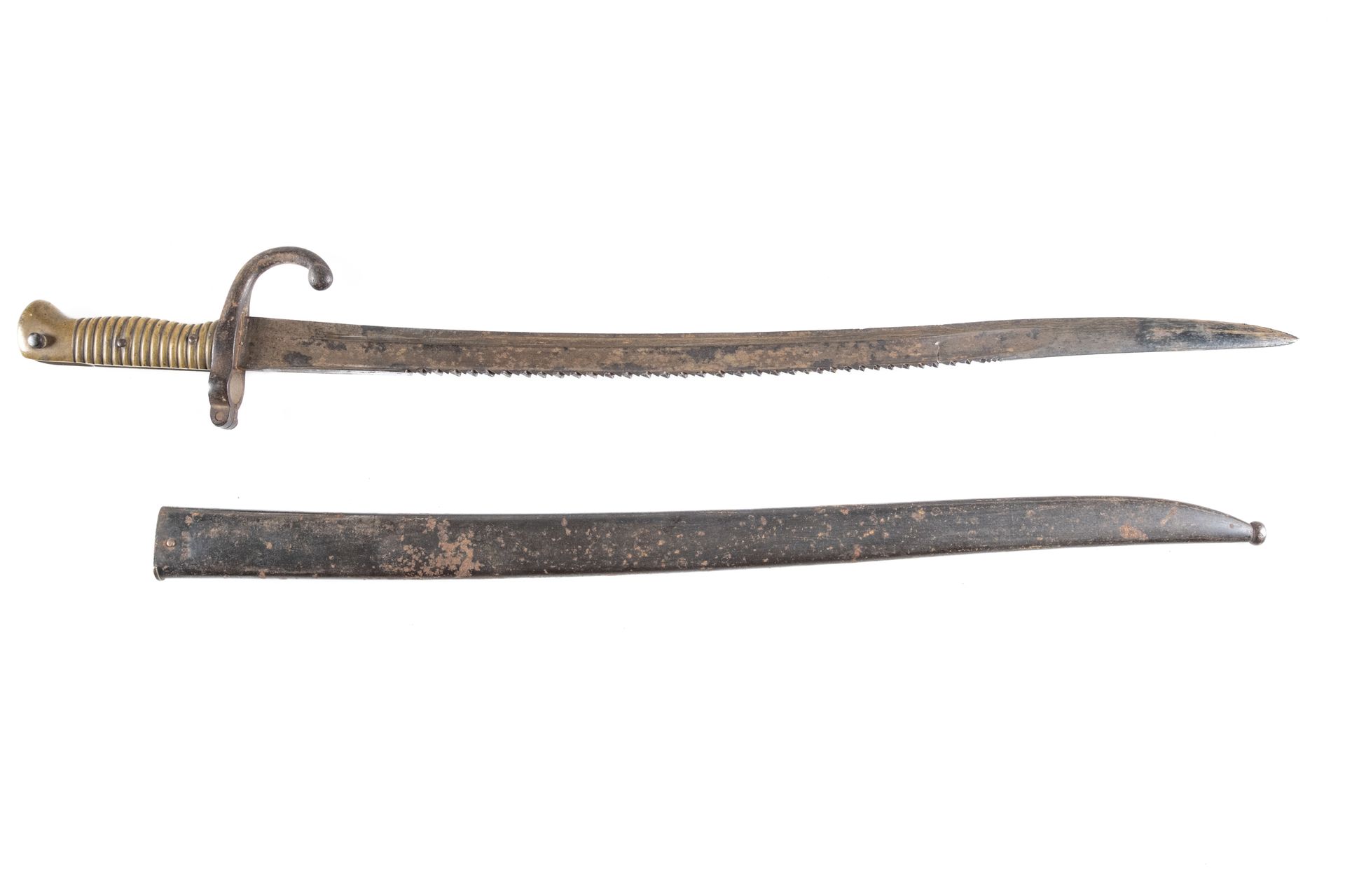 Null 刺刀式Chassepot。

青铜手柄。Yatagan刀片，部分锯背（断裂）。

古铜色铁片的刀鞘。

长度：69.7厘米。

A.B.E.