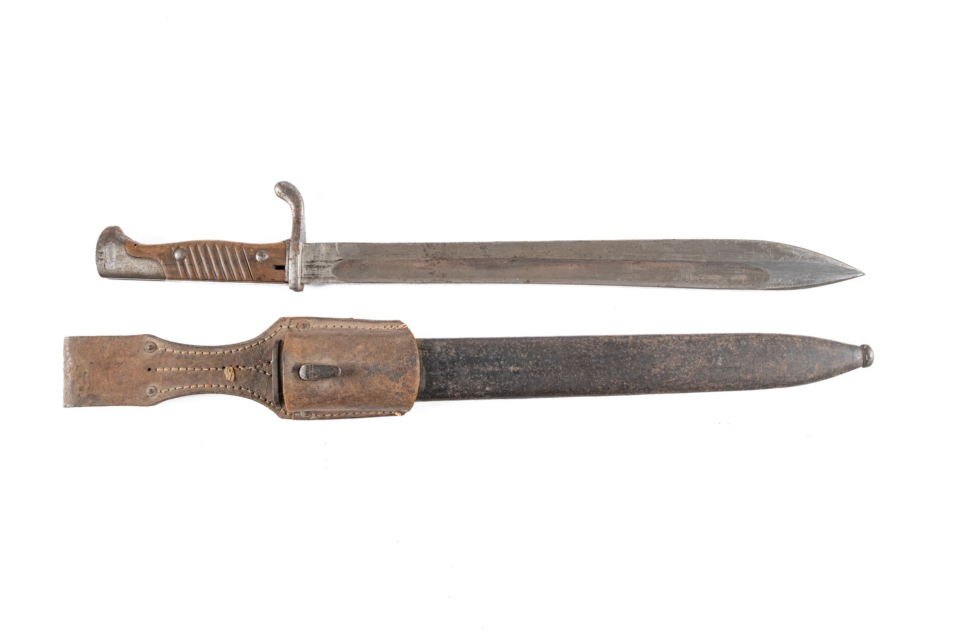 Null 德国98-05型刺刀。

来自韦尔斯堡的刀片。日期为1917年。

皮制刀鞘，有两个铁制配件。皮革衬垫。

长度 : 50,2 cm

A.B.E.