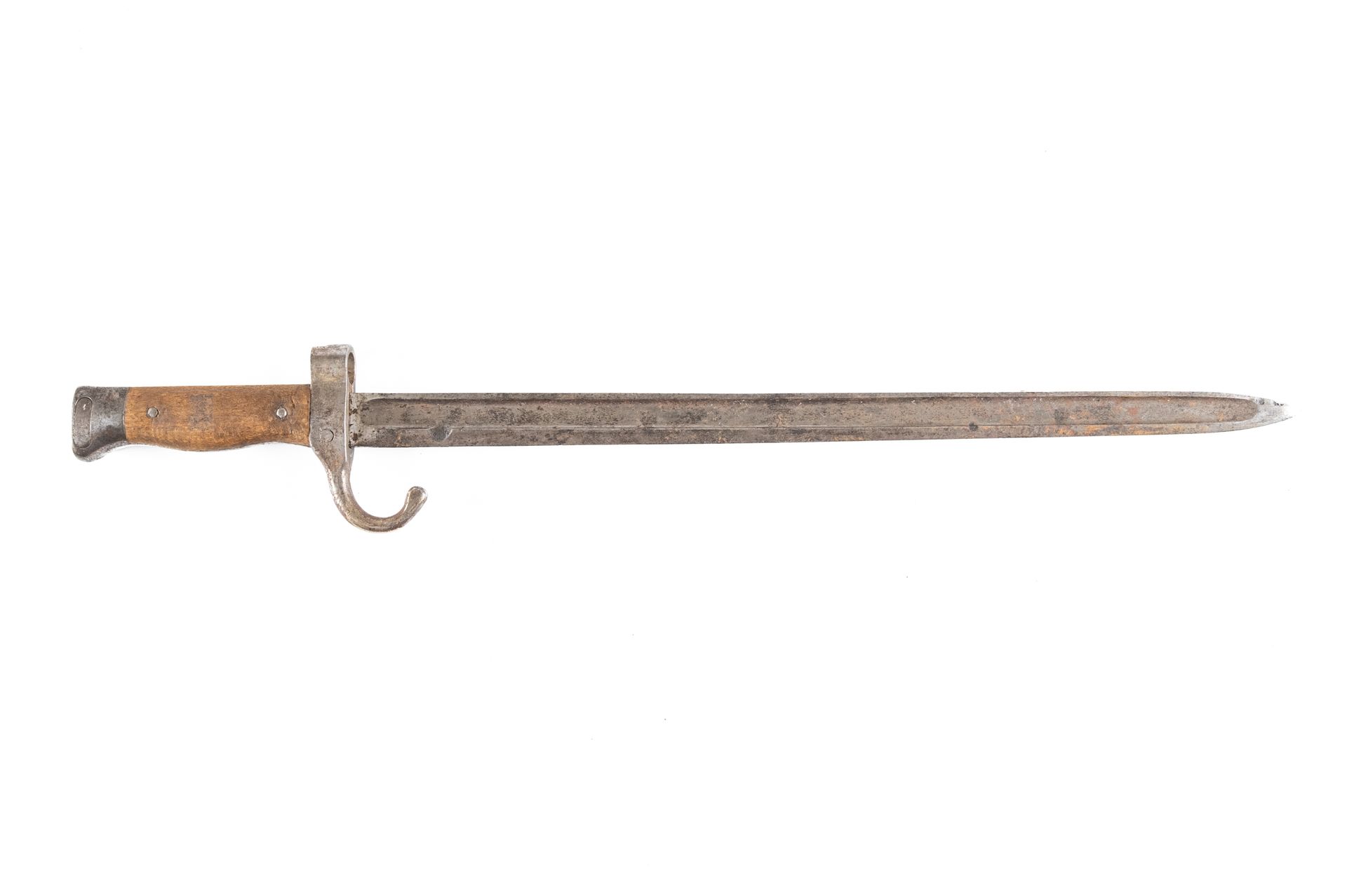 Null 
1892型刺刀。 

带木板的手柄。 

刀片背面有 "圣艾蒂安1893年3月 "的残余标记。 

长度：51,4厘米。 

(Pitting)。