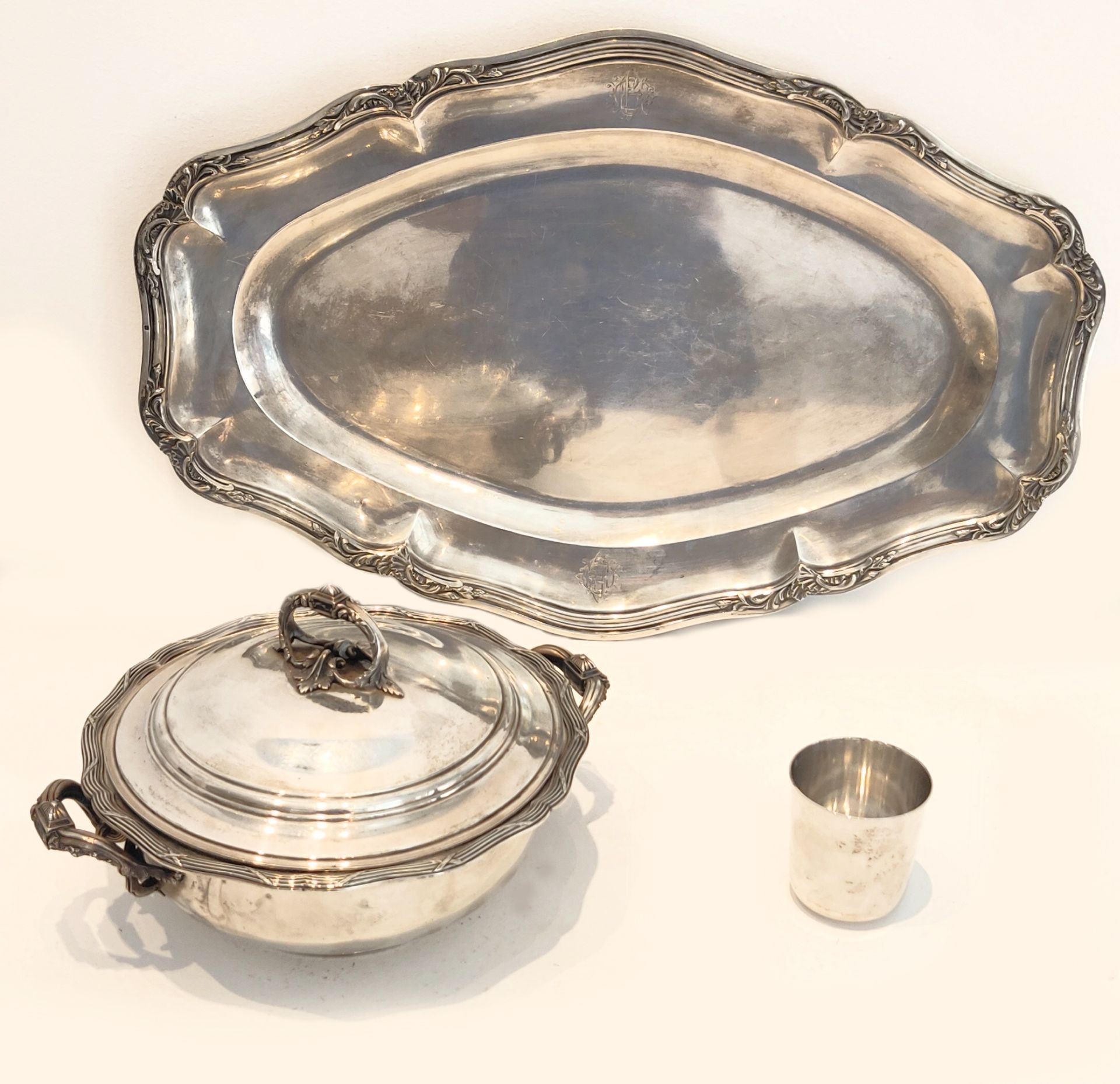 Null Set of service including : 

- Large silver tray, Minerve mark, the moving &hellip;