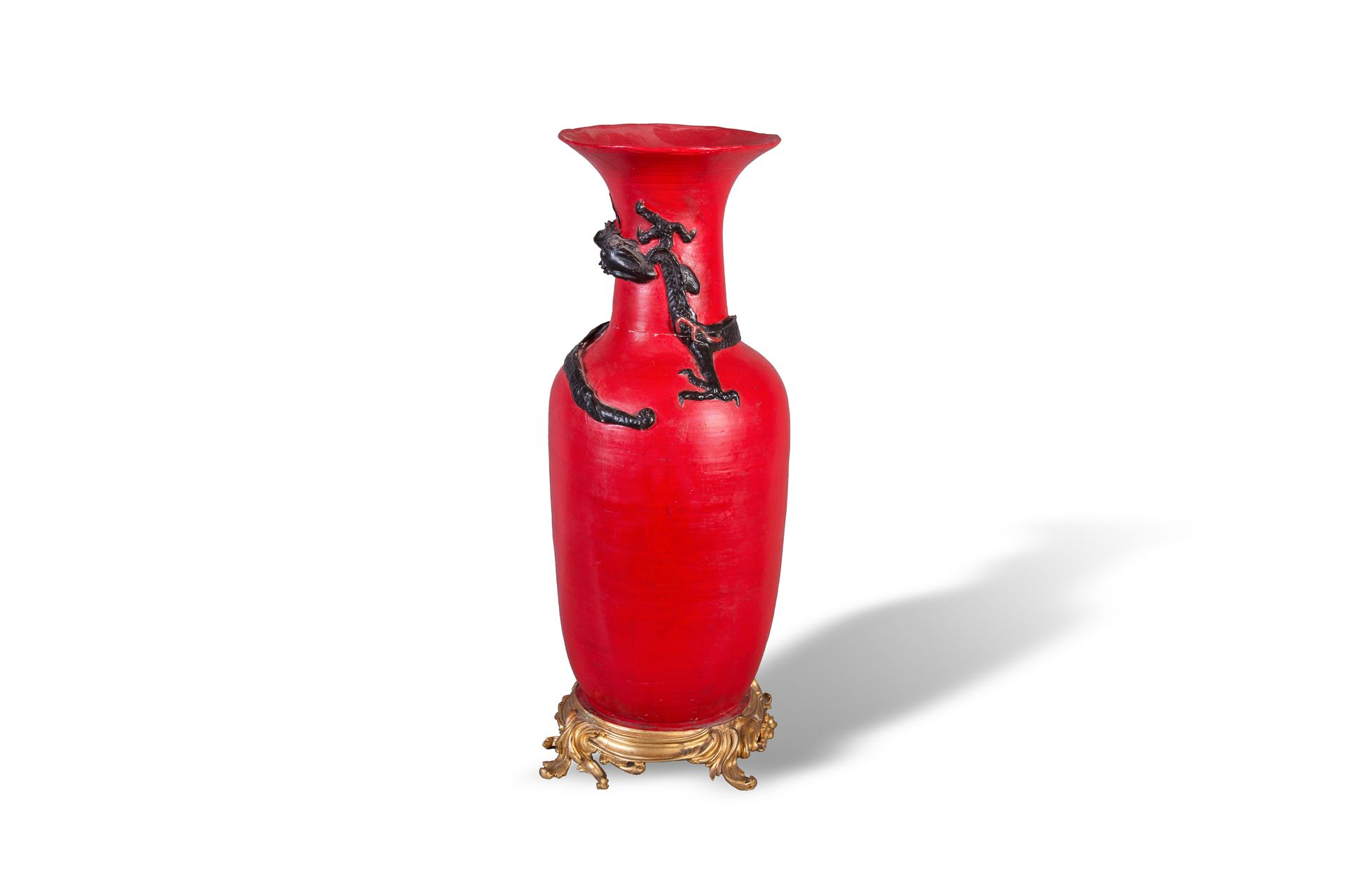 Null CHINE, XXème siècle 

Vase en porcelaine et laque rouge à décor d'un dragon&hellip;