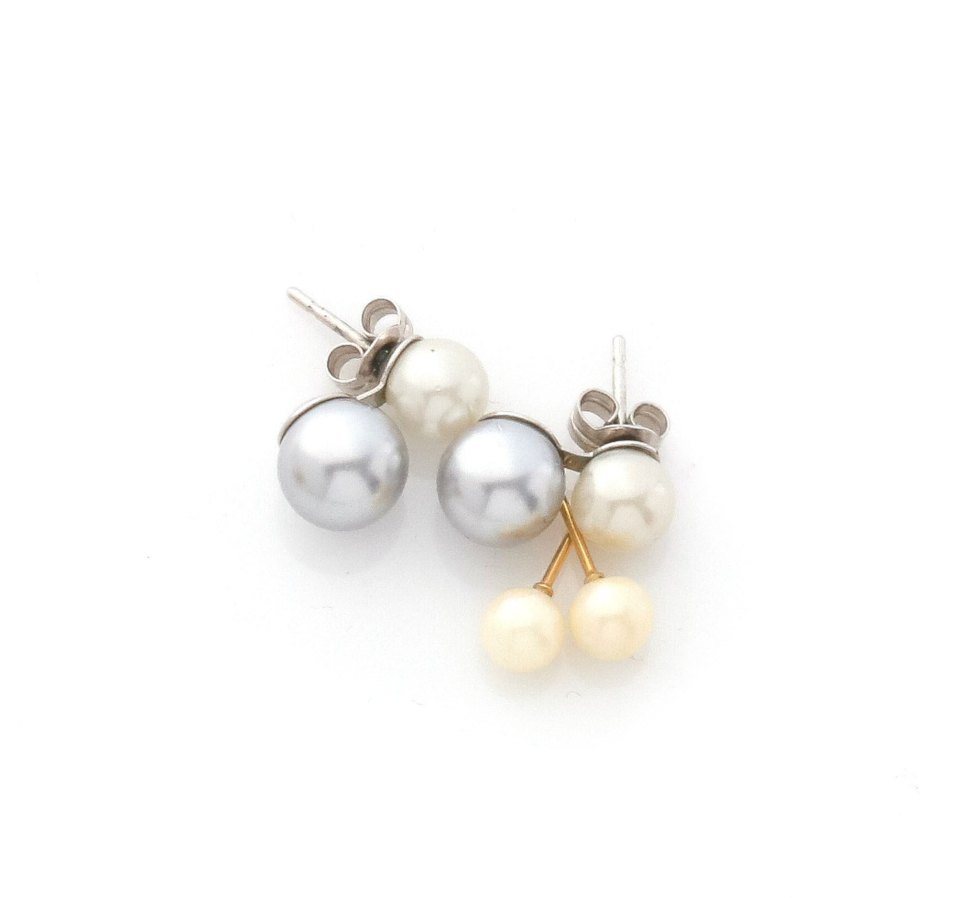 Null 一套两对耳环，耳柄和扣子由金属和白色及灰色合成珍珠制成。

(缺扣子)