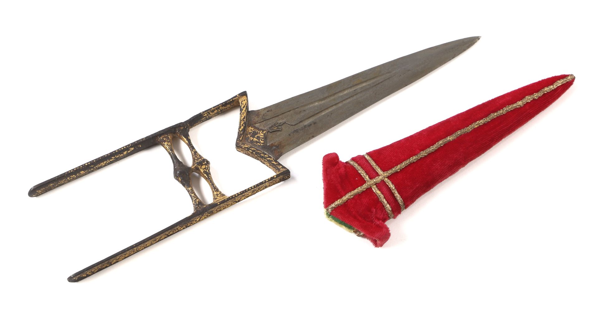 印度匕首 "Katar 
手柄有两个分支和两个支架，铁质，富含黄金。三角形刀刃，后跟处有金色装饰，有水沟。 
后来的刀鞘上覆盖着红色天鹅绒。 
A.B.E.（黄&hellip;