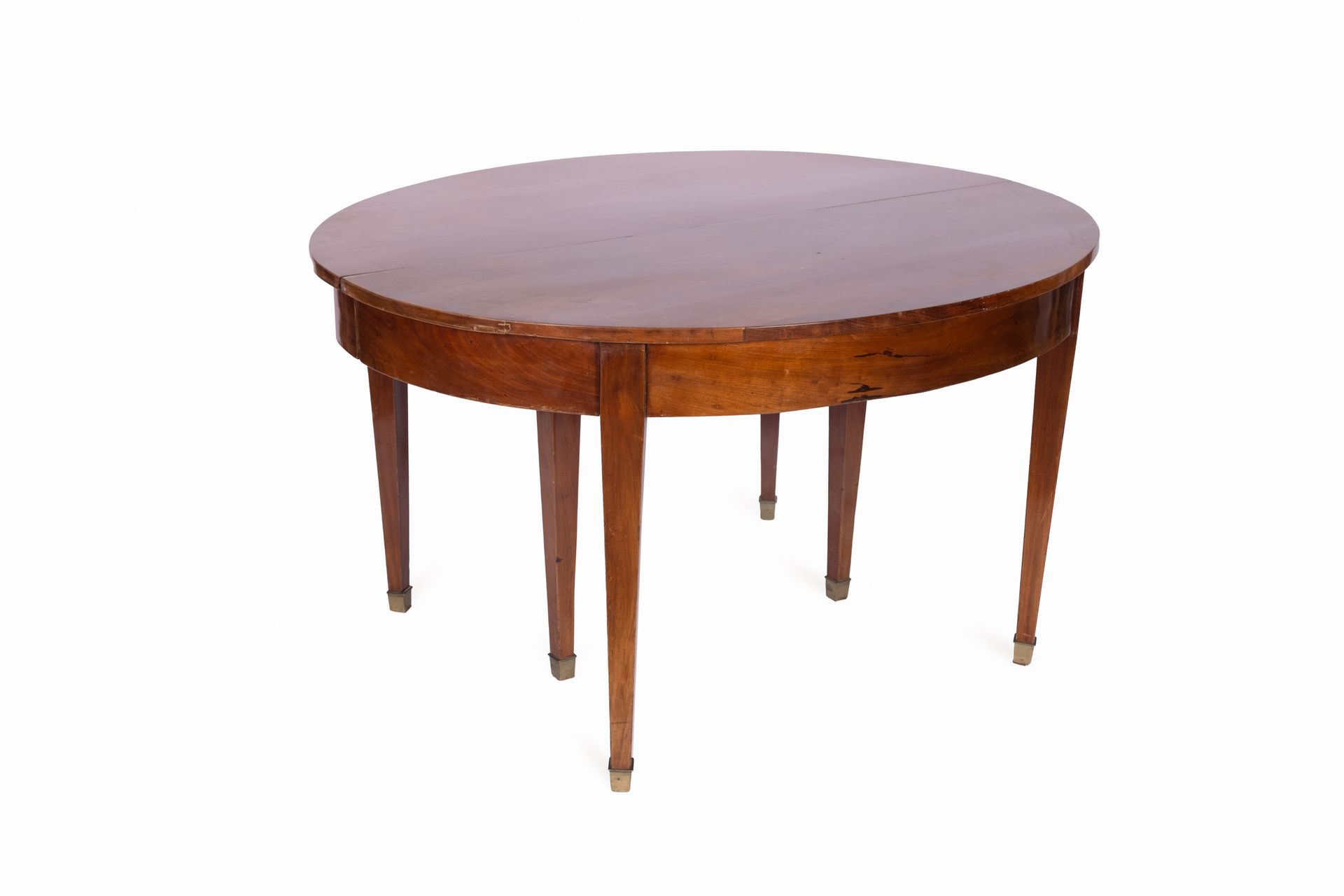Null 一张圆形的桃花心木和桃花心木饰面的桌子，安放在6个锥形的腿上，并以青铜装饰。

复原期

73 x 110,5 x 130 cm (关闭)

73 x&hellip;