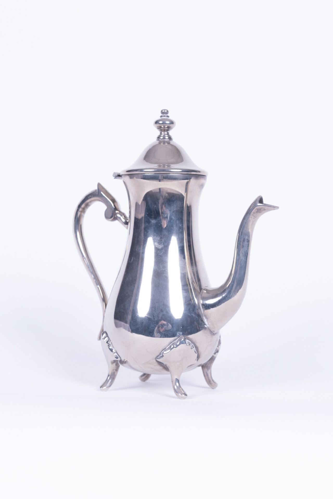 Null Bennani Frères, 摩洛哥

一个镀银的金属锅，放在四个脚上。

高度：25厘米