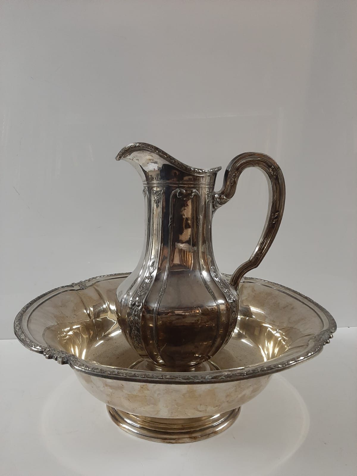 Null GALLIA

Ewer in silver plated metal, the body decorated with foliage, the n&hellip;
