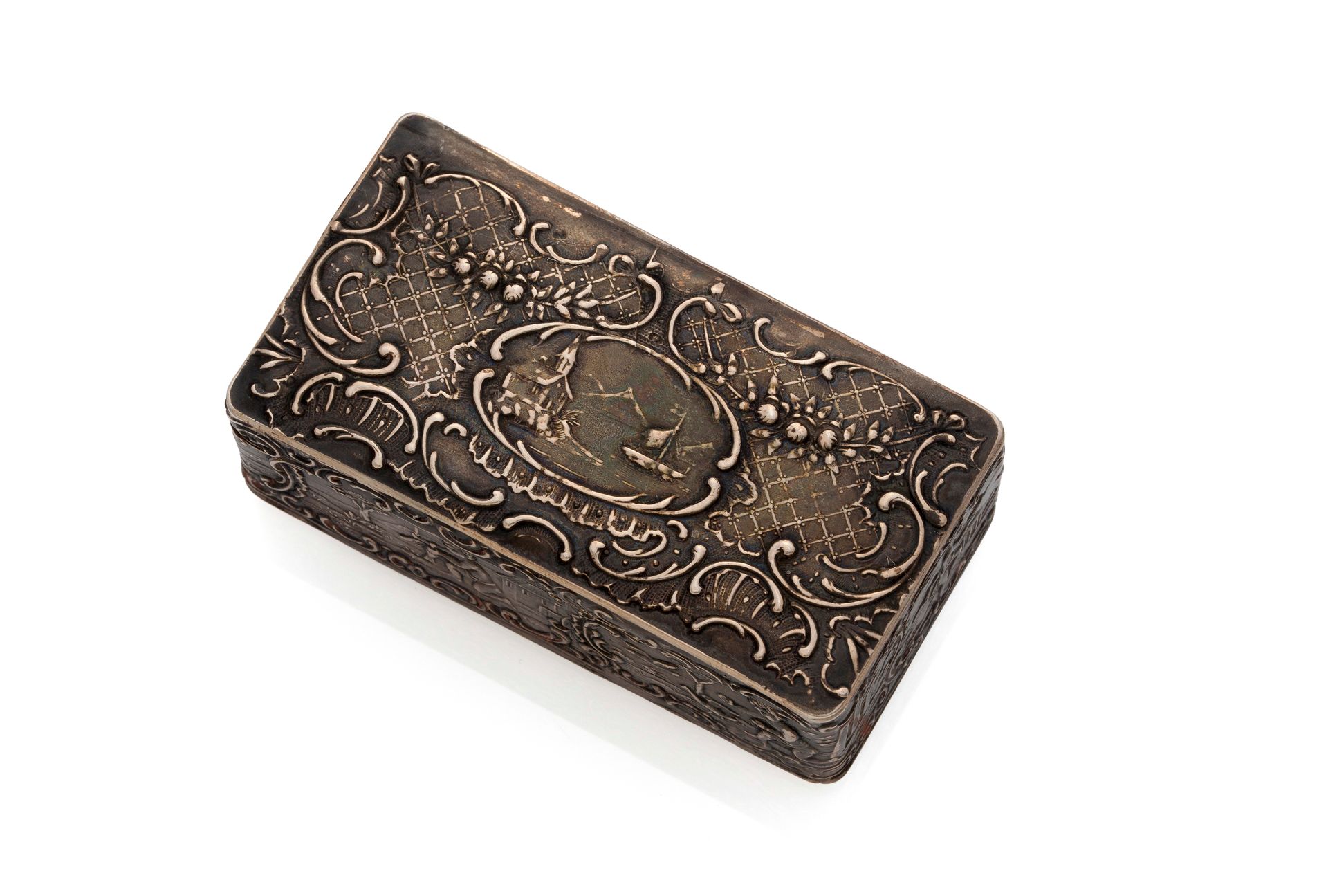 Null Silver snuff box (800/1000) of rectangular form, chased with cartouches wit&hellip;