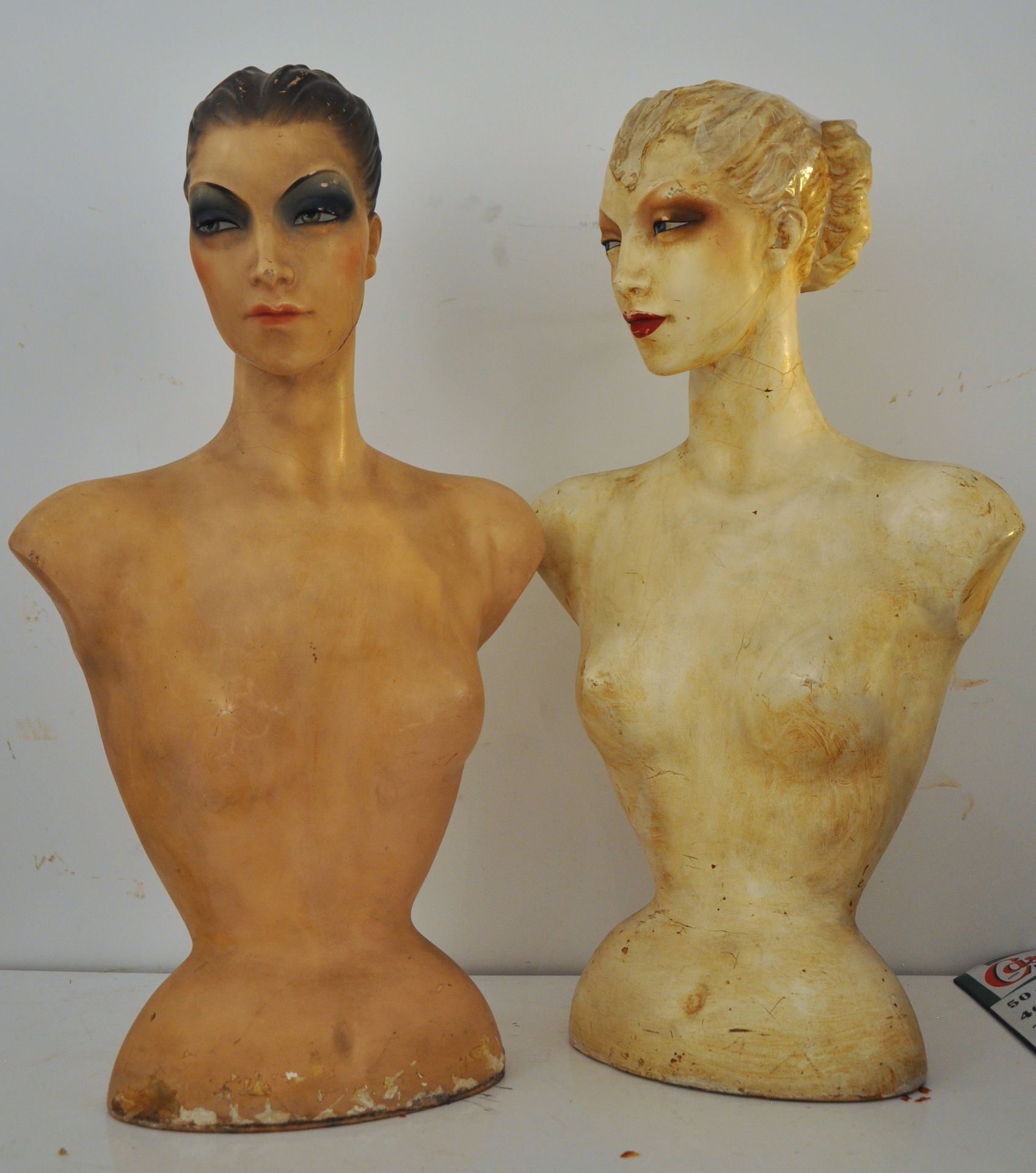 Null Lot comprennant deux bustes de mannequins en plâtre polychrome.

H.: 77 et &hellip;