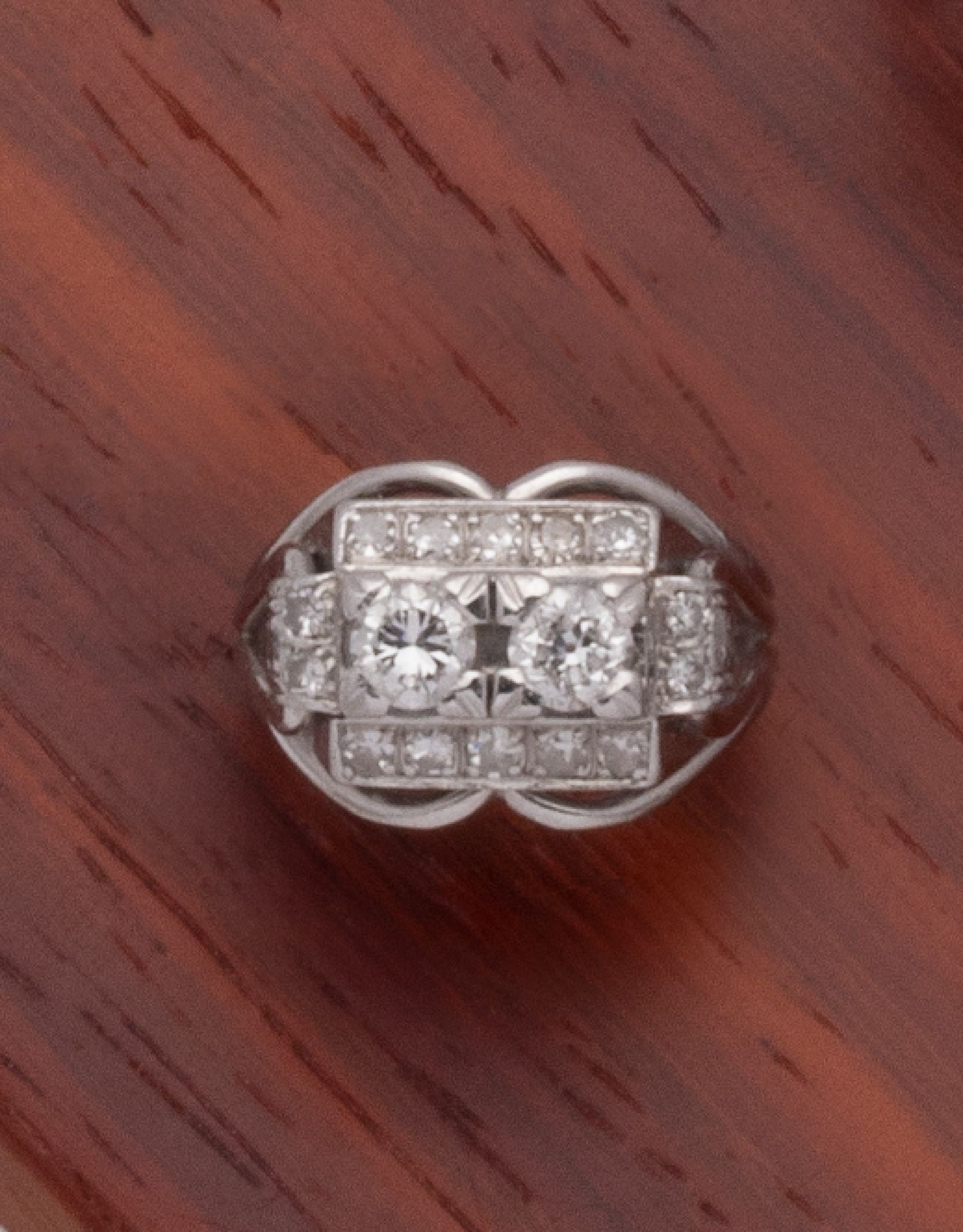 Null 18K（750/1000）白金和铂金（950/1000）戒指，装饰有一个长方形的图案，上面镶嵌着明亮式切割钻石，中心是2颗老式切割钻石，采用方形爪子镶&hellip;