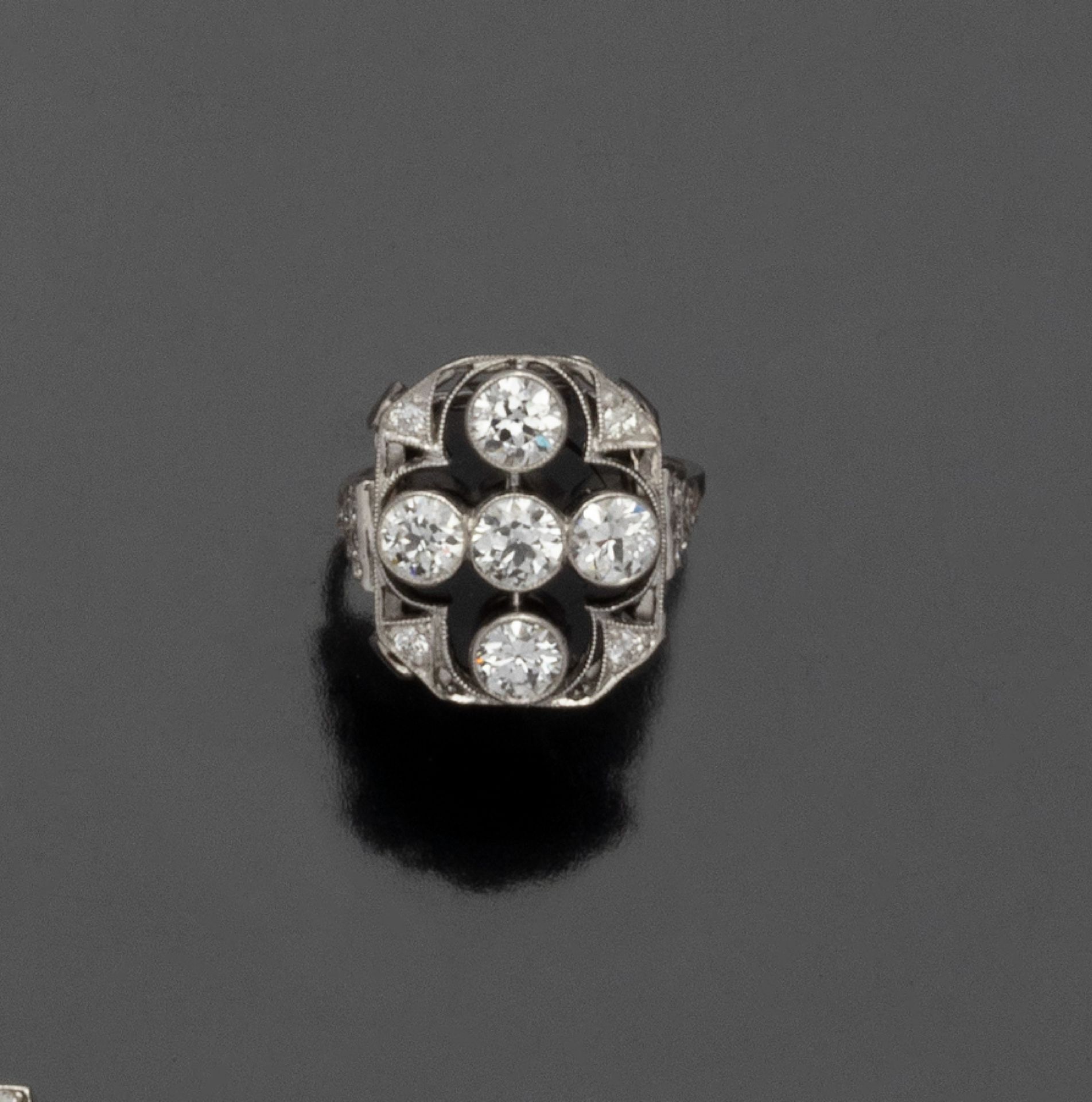 Null 18K(750/1000)白金戒指，在铂金(850/1000)上镶嵌了一个长方形的装饰艺术图案，在镂空的四边形包围中镶嵌了4颗老矿钻石的珠子，并镶嵌了&hellip;